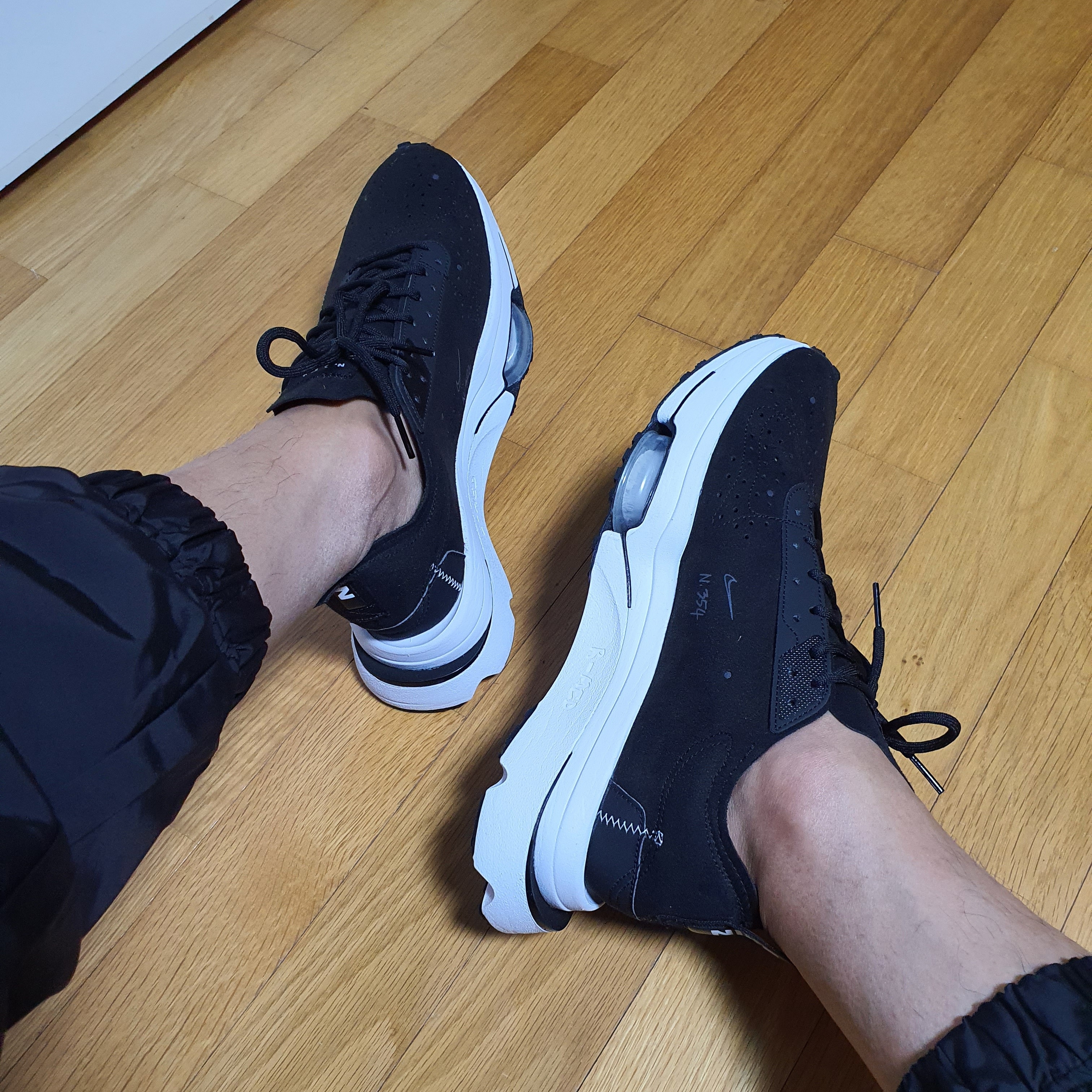 Nike Air Zoom Type Black Anthracite White 착용 스타일 - 1