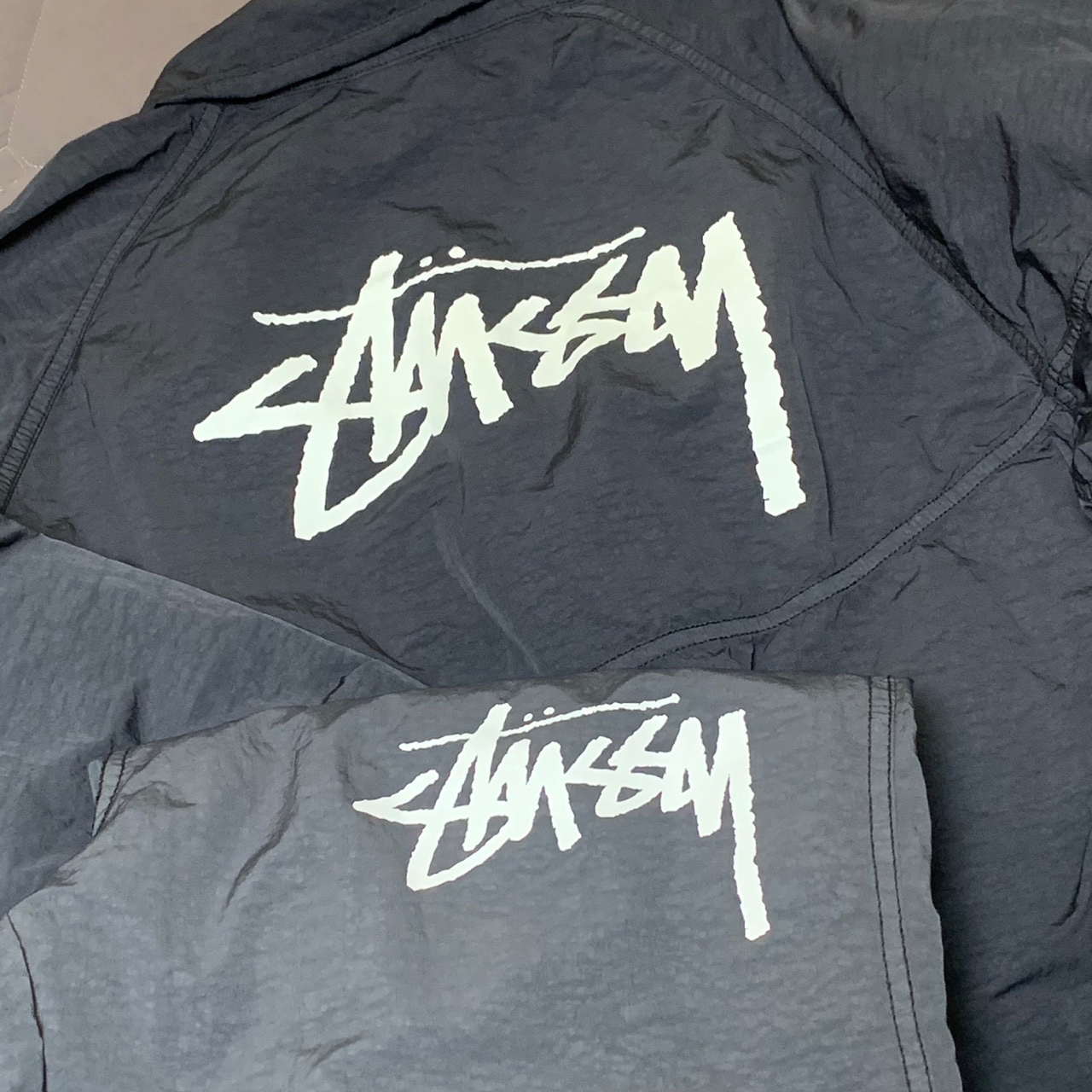 Nike x Stussy Windrunner Jacket Off Noir, Nike x Stussy Beach Pants Off Noir 착용 스타일