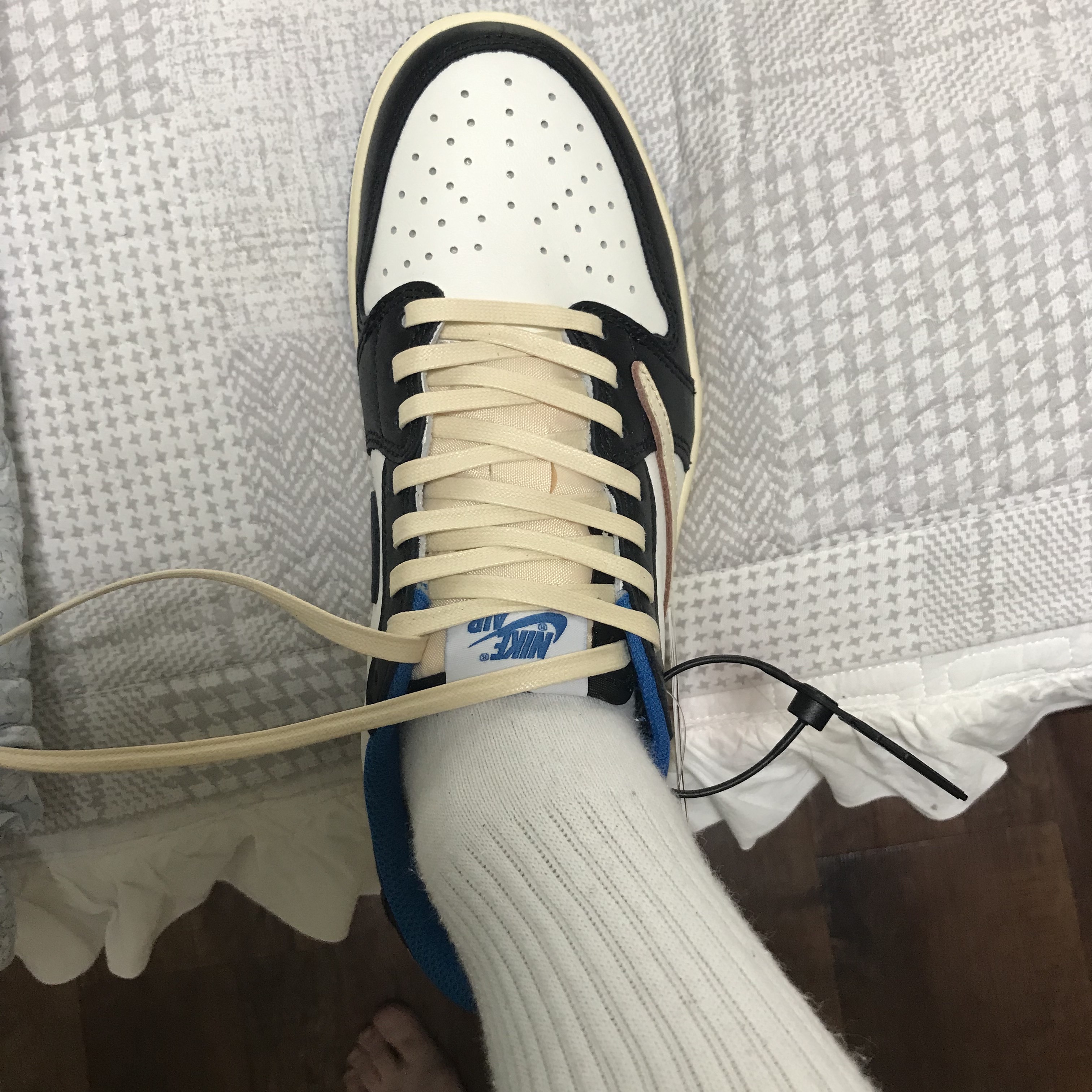 Jordan 1 x Travis Scott x Fragment Retro Low OG SP Military Blue 착용 스타일 - 3