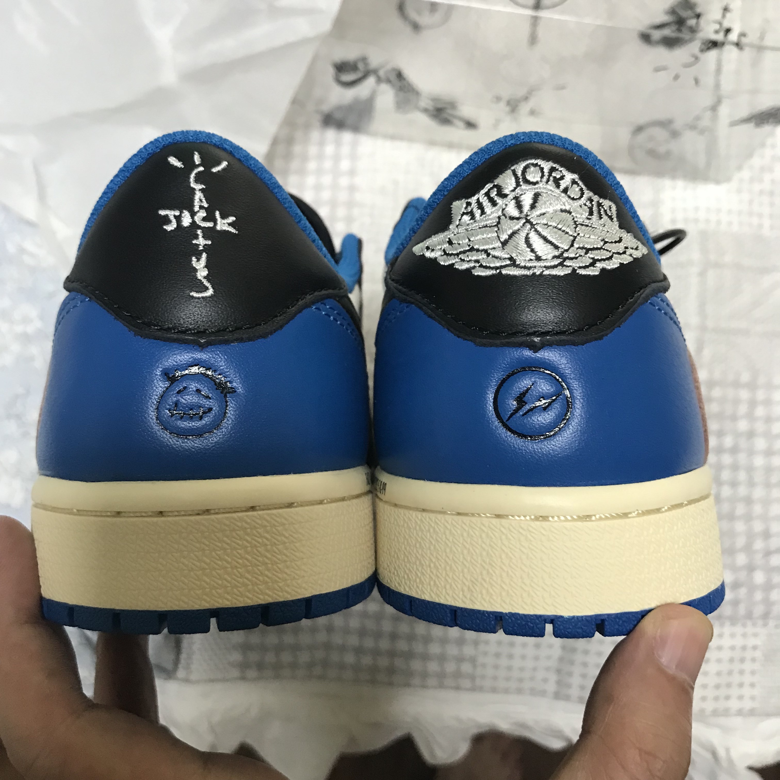 Jordan 1 x Travis Scott x Fragment Retro Low OG SP Military Blue 착용 스타일 - 4