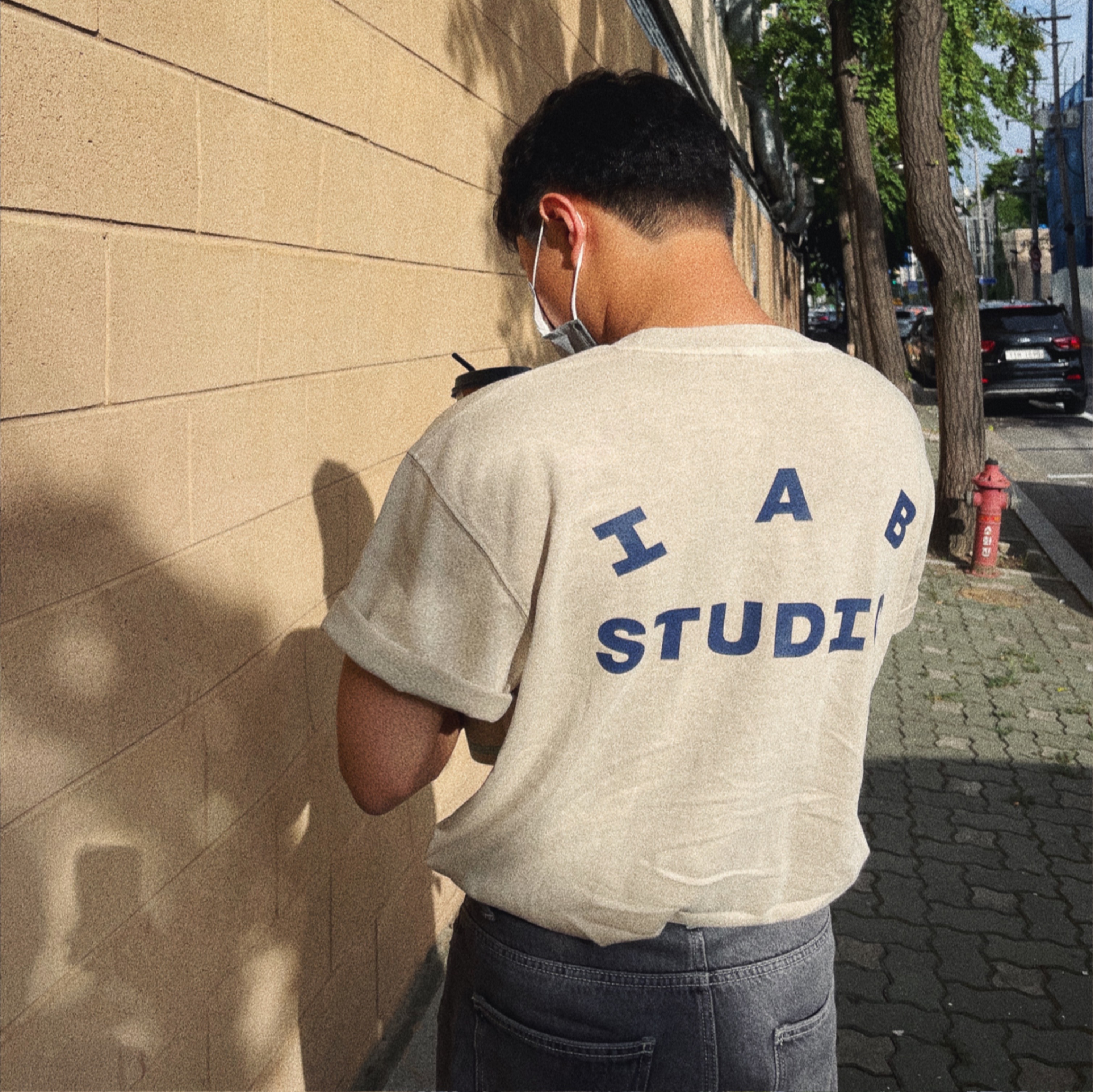 IAB Studio Pigment T-Shirt Oatmeal 착용 스타일