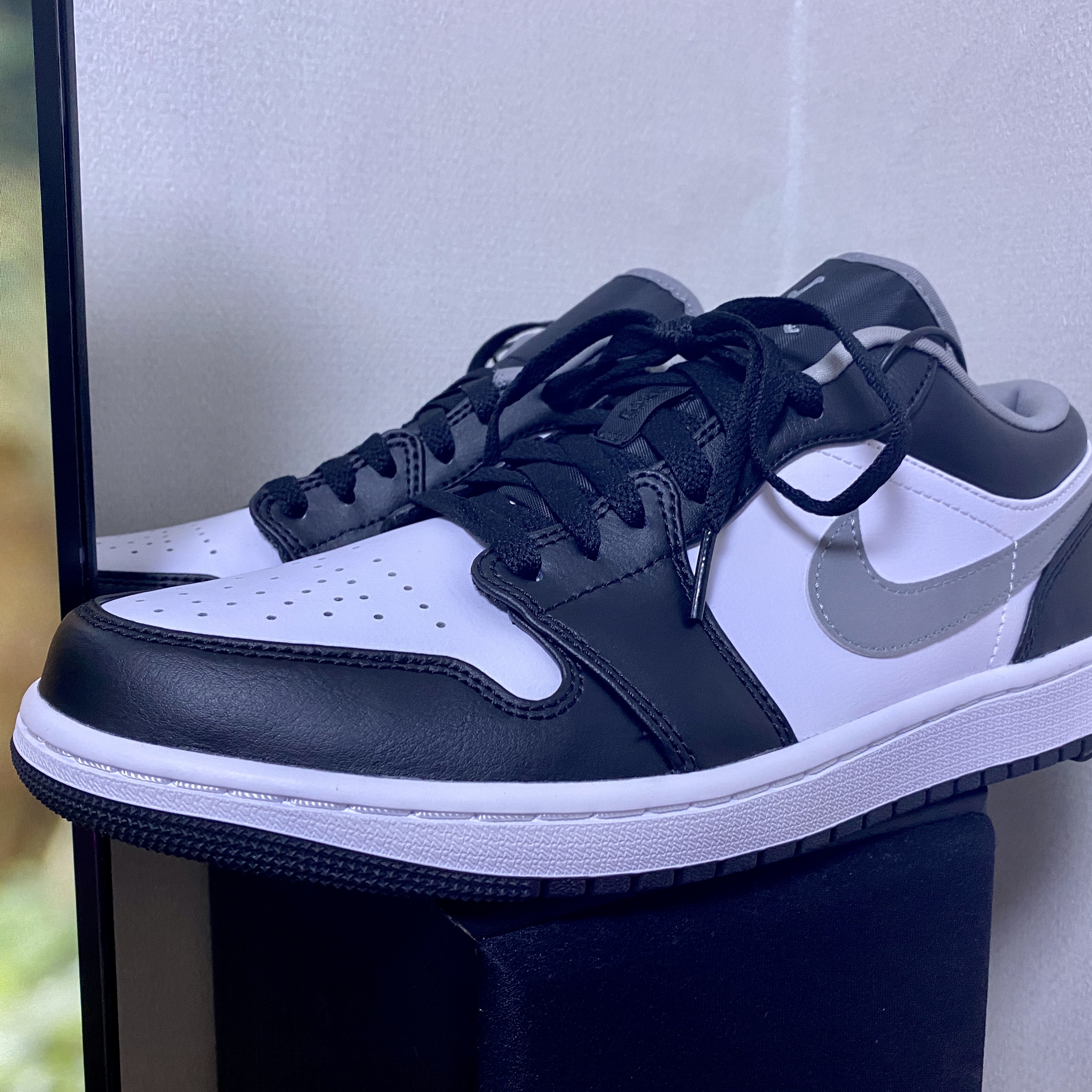 Jordan 1 Low Black Particle Grey 착용 스타일 - 1