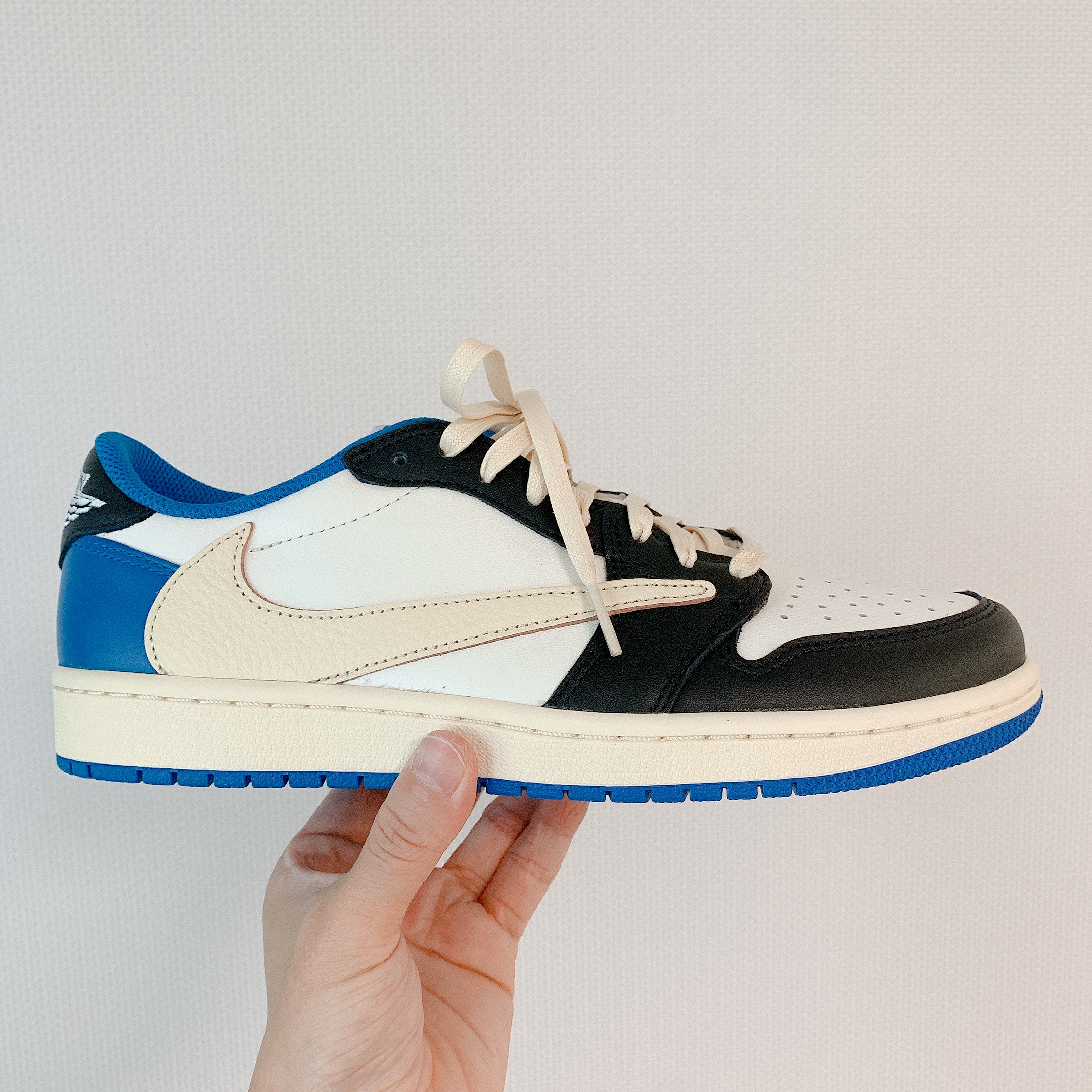 Jordan 1 x Travis Scott x Fragment Retro Low OG SP Military Blue 착용 스타일 - 1