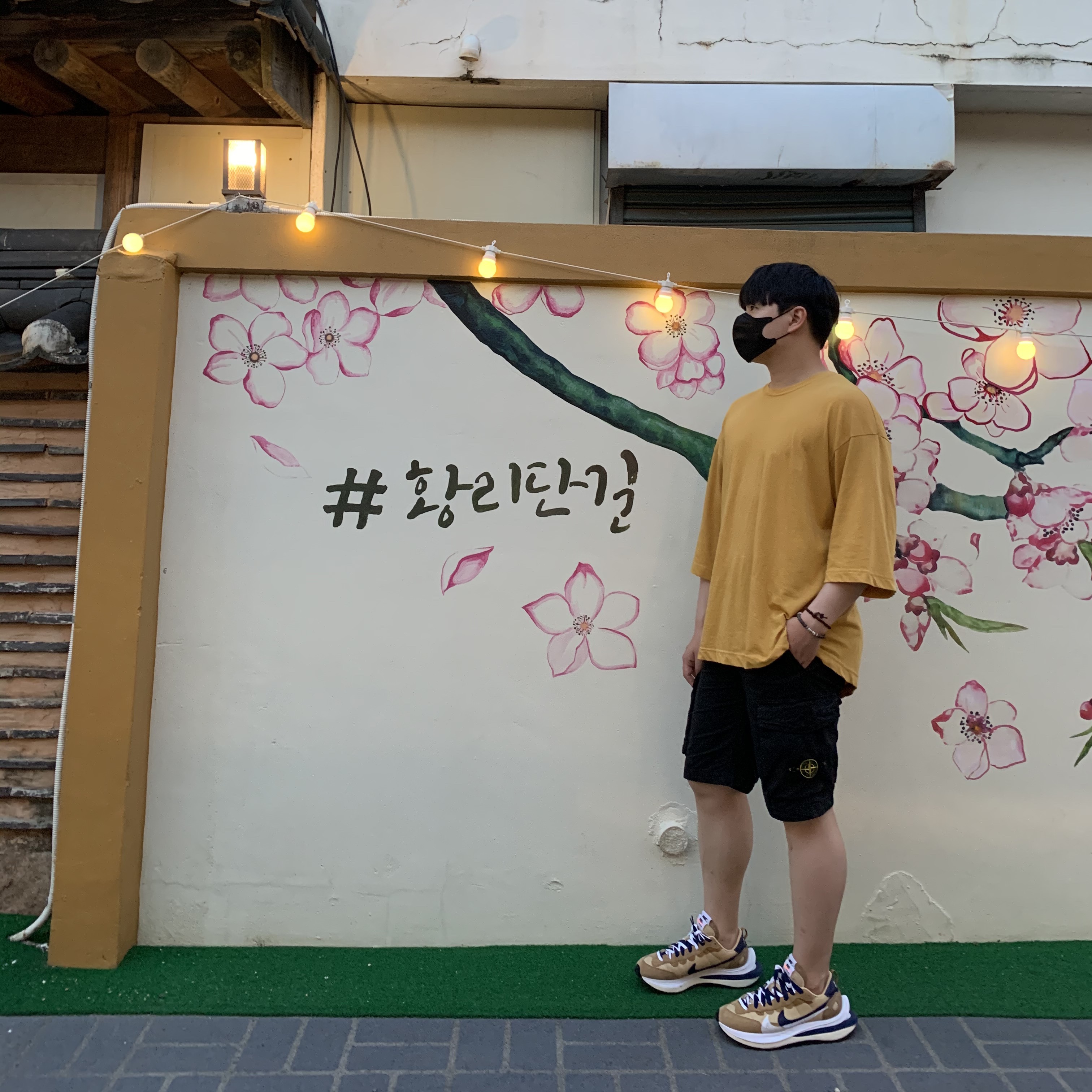 Nike x Sacai VaporWaffle Sesame and Blue Void, Stone Island L07WA T.CO+OLD Bermuda Shorts Black - 21SS 착용 스타일 - 2