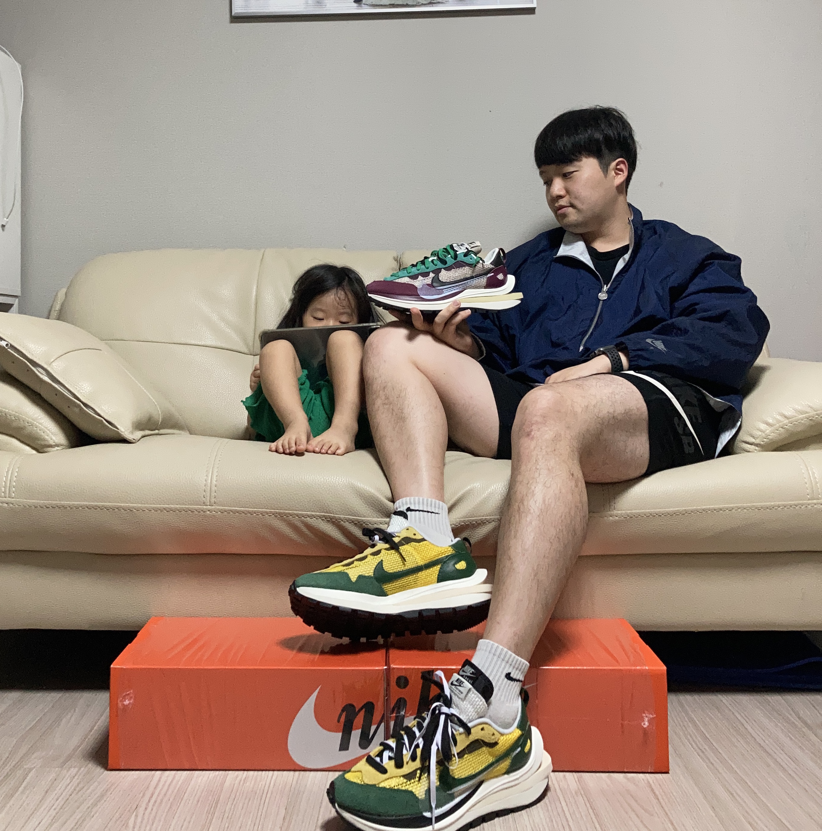 Nike x Sacai VaporWaffle Tour Yellow & Gorge Green Sail, Nike x Sacai VaporWaffle String & Black Villain Red 착용 스타일 - 1