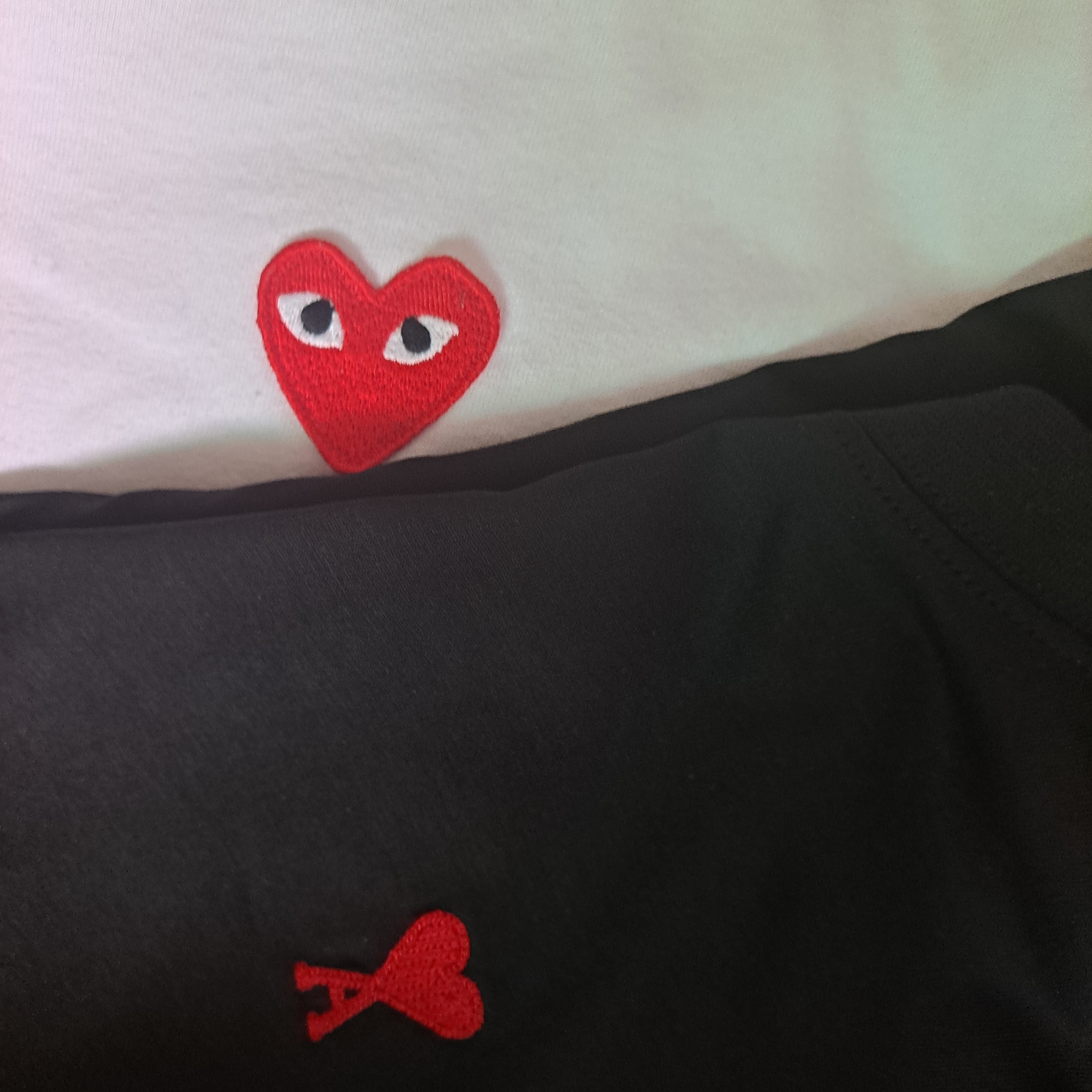 AMI de Coeur T-Shirt Black, Play Comme des Garcons Red Heart T-Shirt White 착용 스타일 - 2