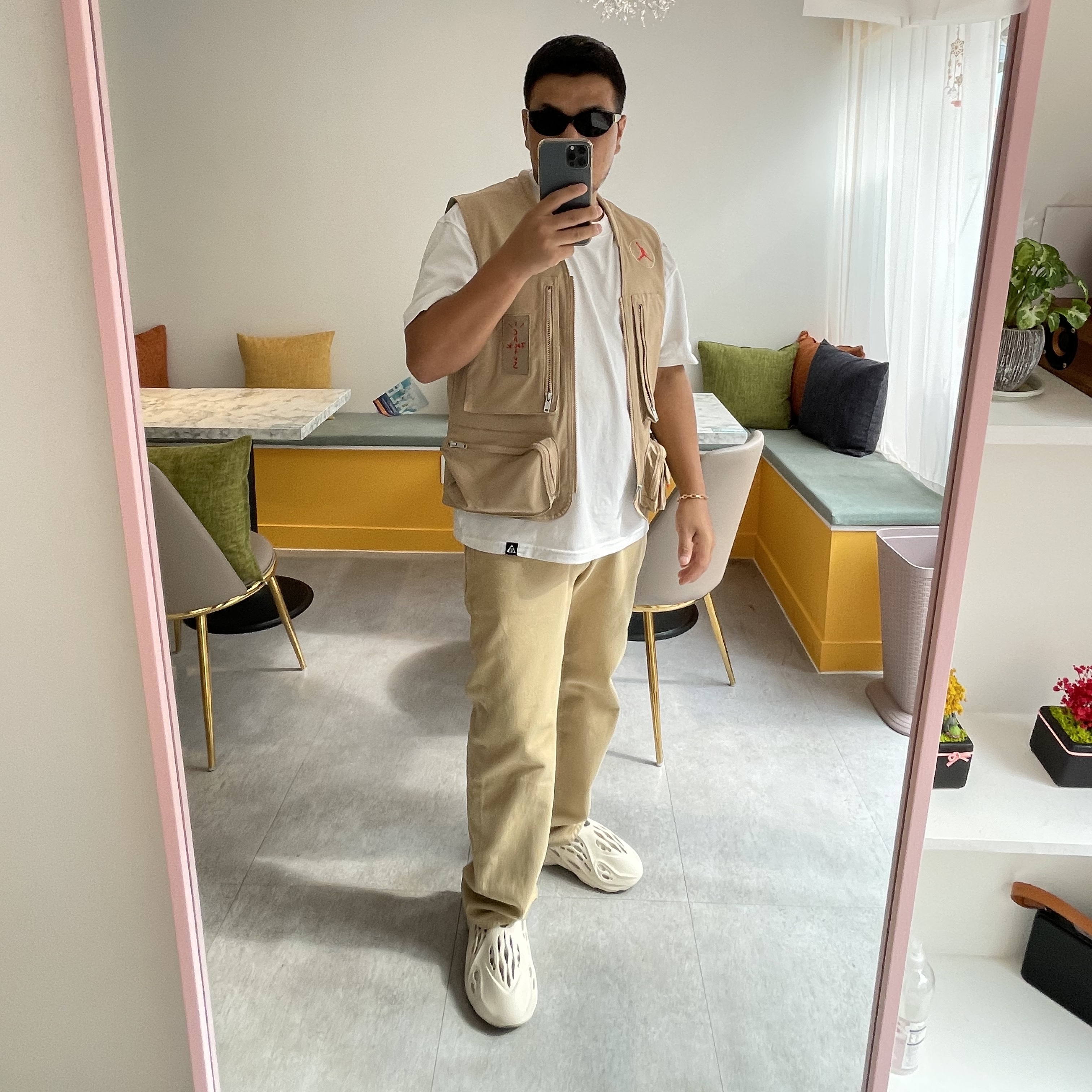 Adidas Yeezy Foam RNNR Sand, Jordan x Travis Scott Utility Vest - Asia 착용 스타일 - 1