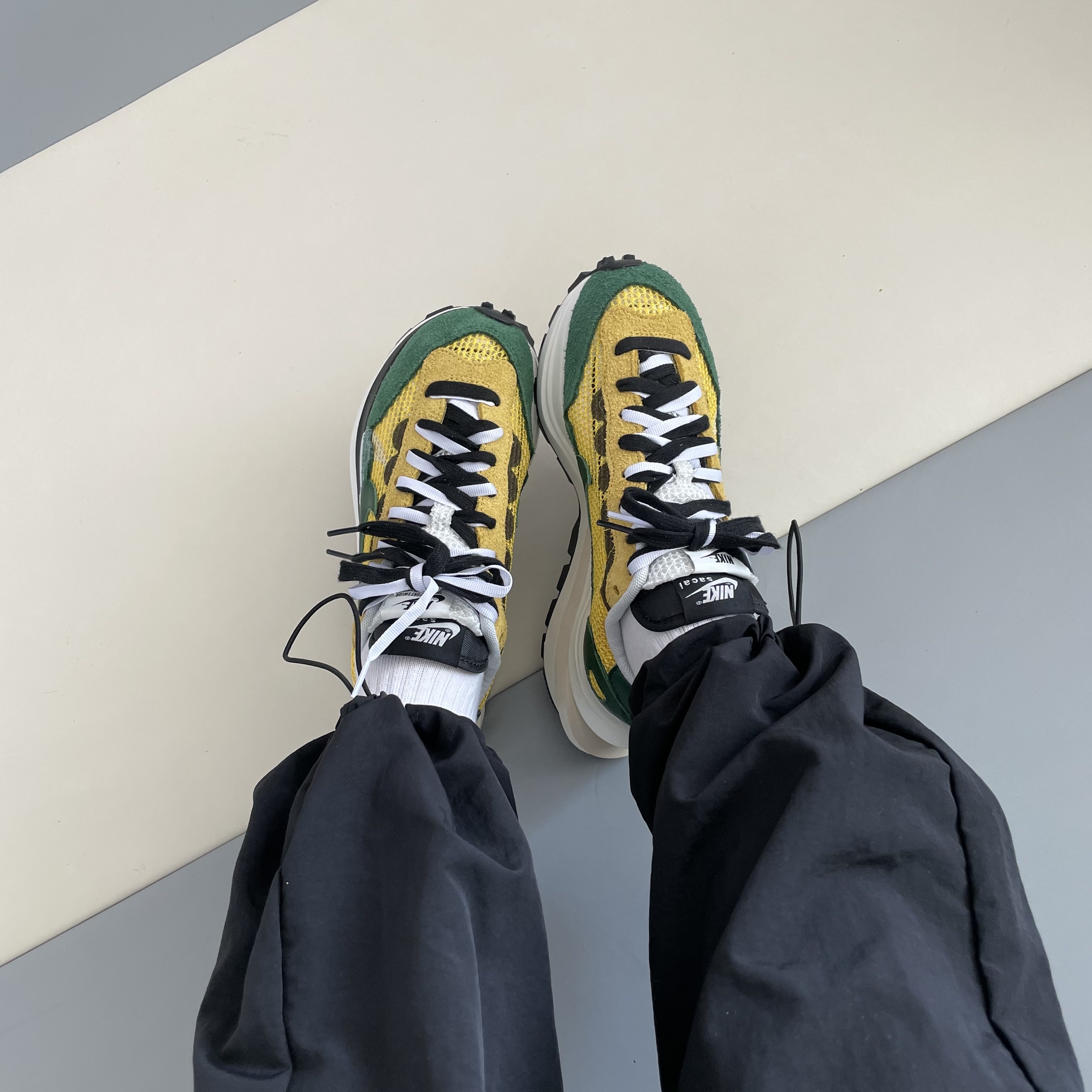 Nike x Sacai VaporWaffle Tour Yellow & Gorge Green Sail 착용 스타일 - 2