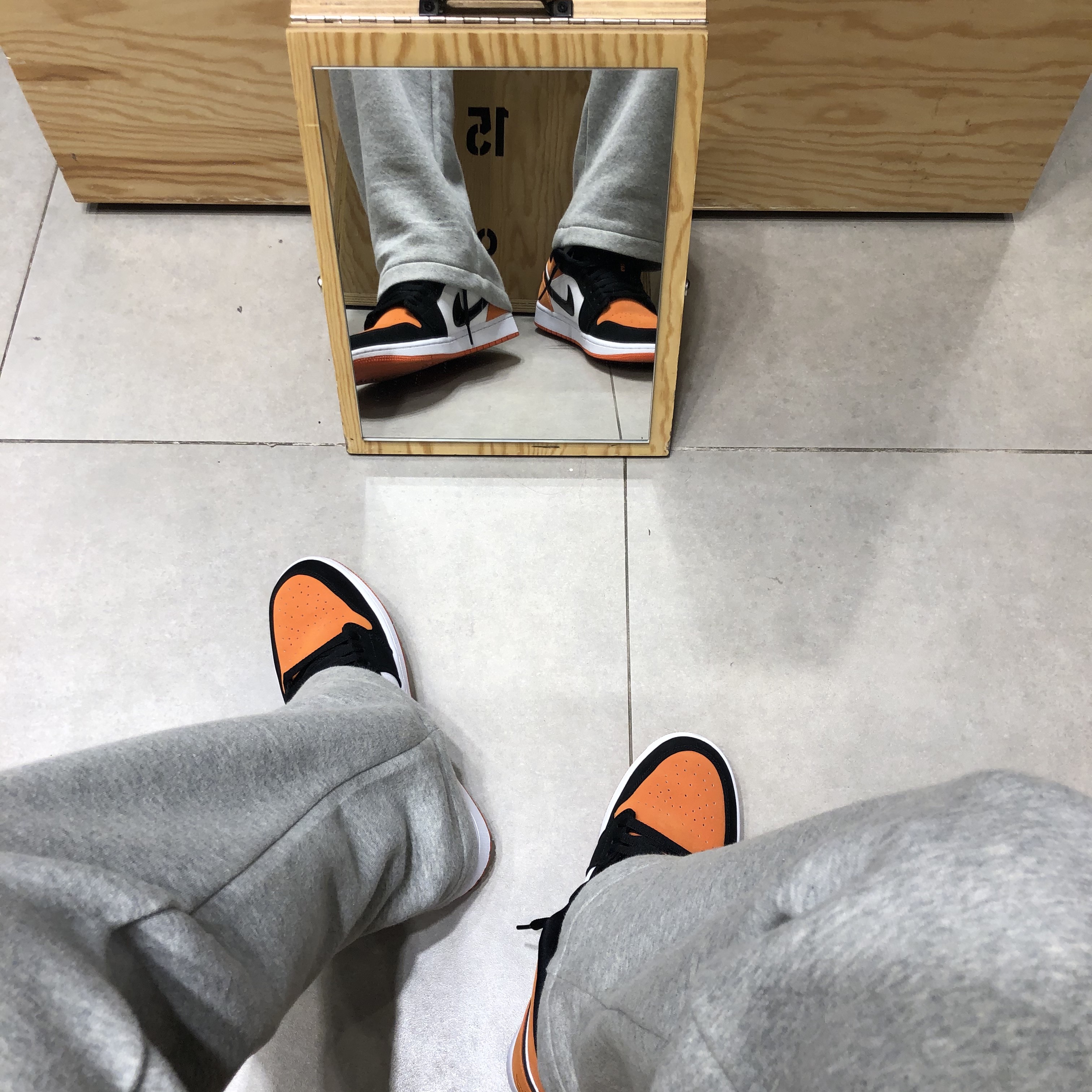 Jordan 1 Low Shattered Backboard 착용 스타일