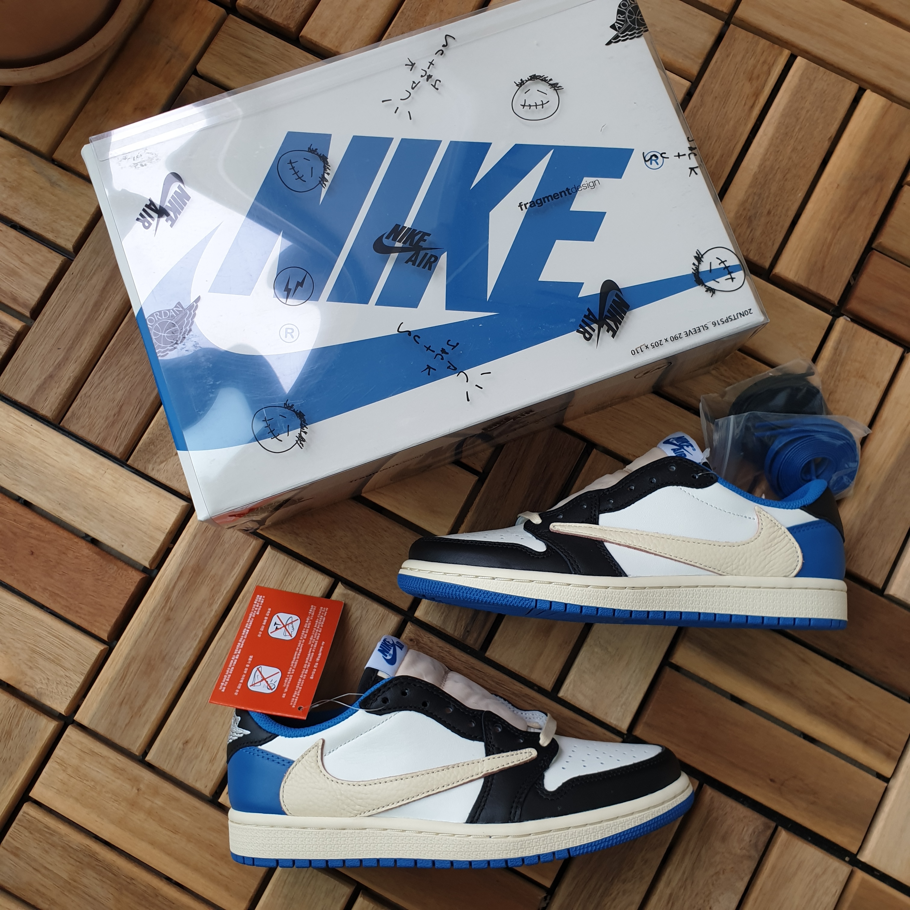 Jordan 1 x Travis Scott x Fragment Retro Low OG SP Military Blue 착용 스타일 - 1