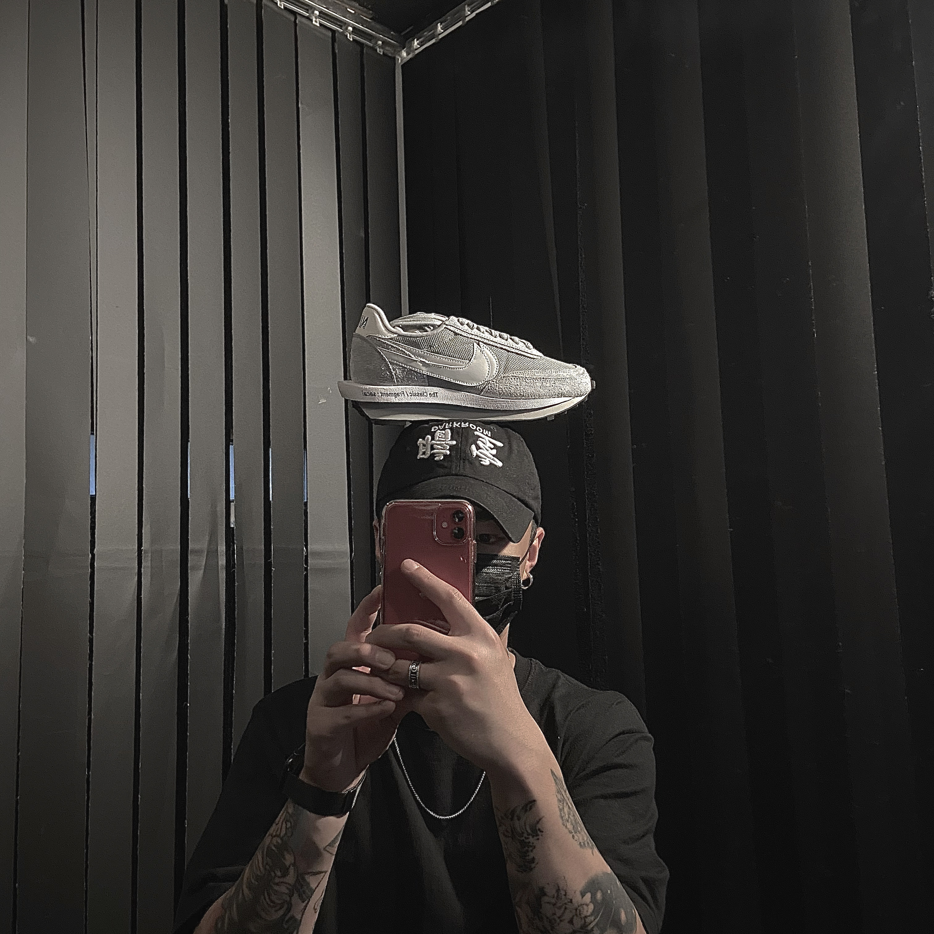 Nike x Sacai x Fragment LDWaffle Light Smoke Grey, Darkr8m Studio Upside Down White Logo Cap 착용 스타일