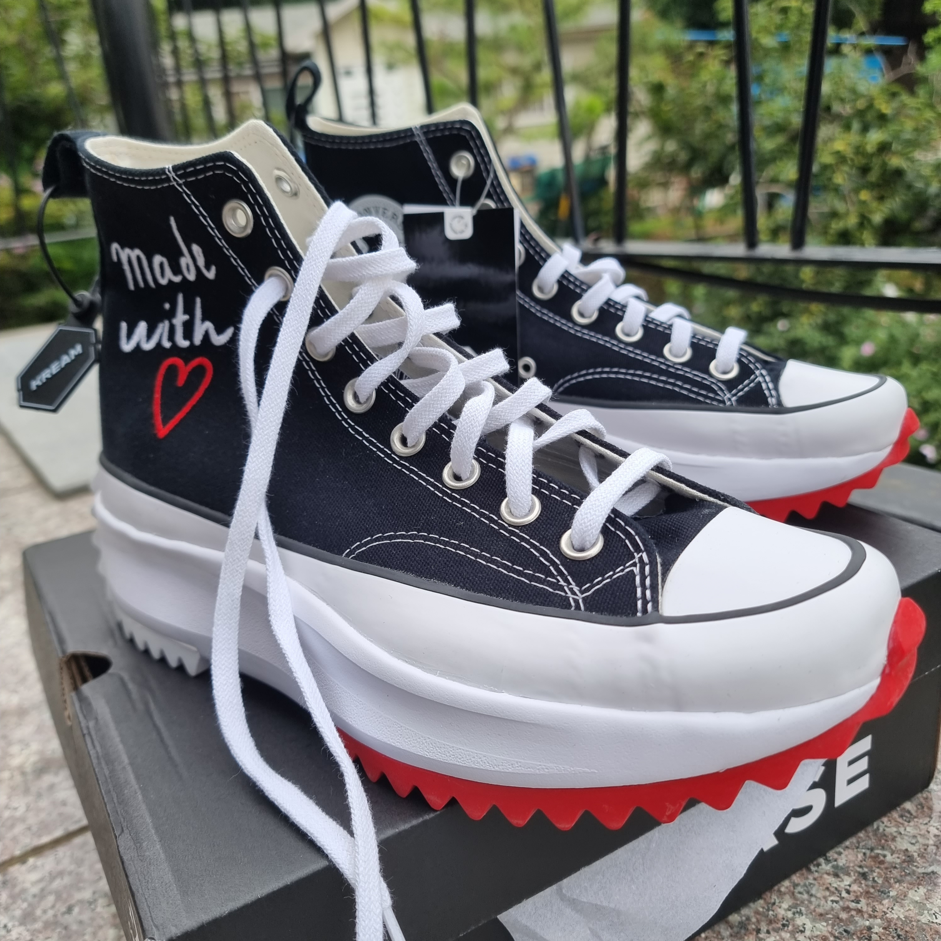 Converse Run Star Hike Hi Valentine Day 착용 스타일