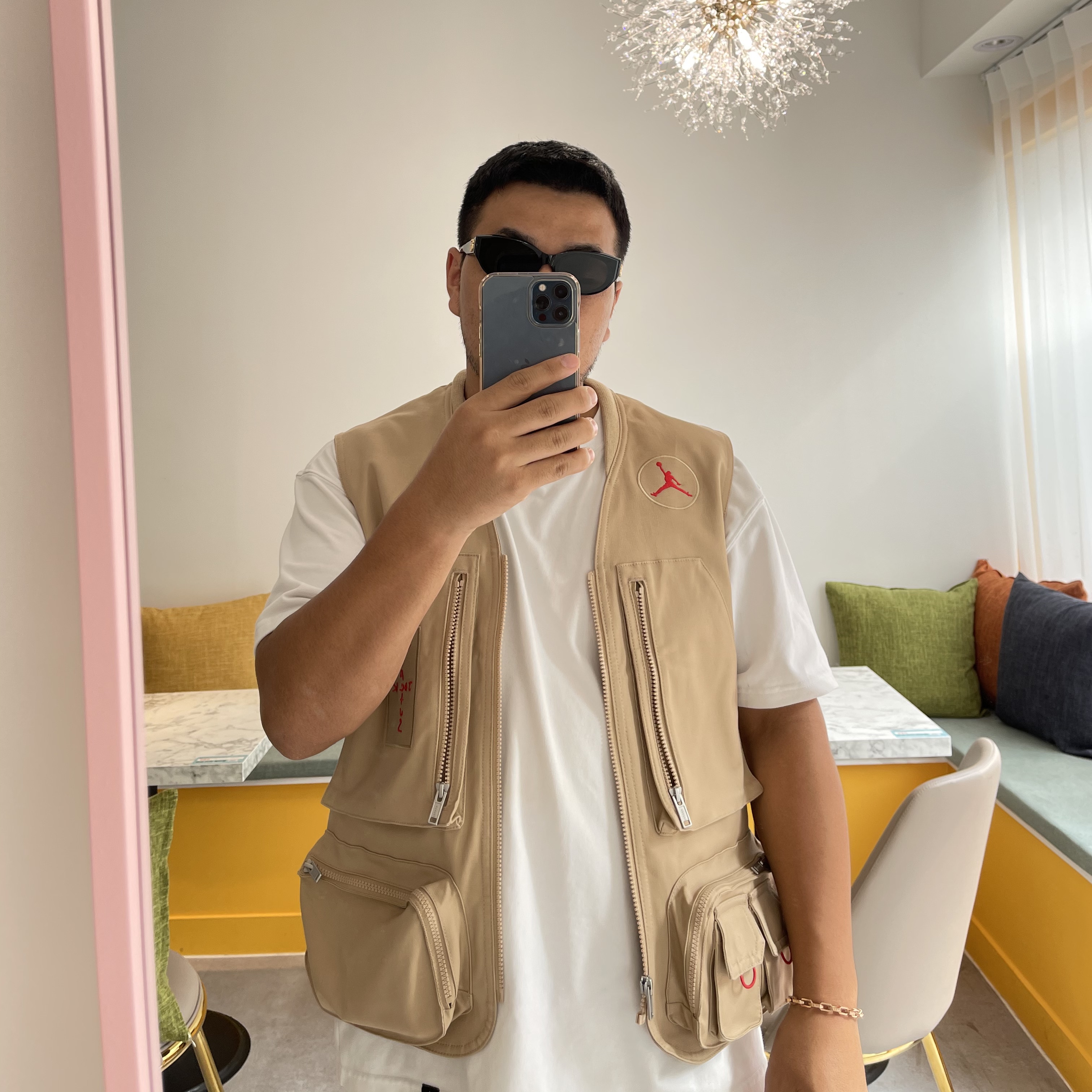 Adidas Yeezy Foam RNNR Sand, Jordan x Travis Scott Utility Vest - Asia 착용 스타일 - 2