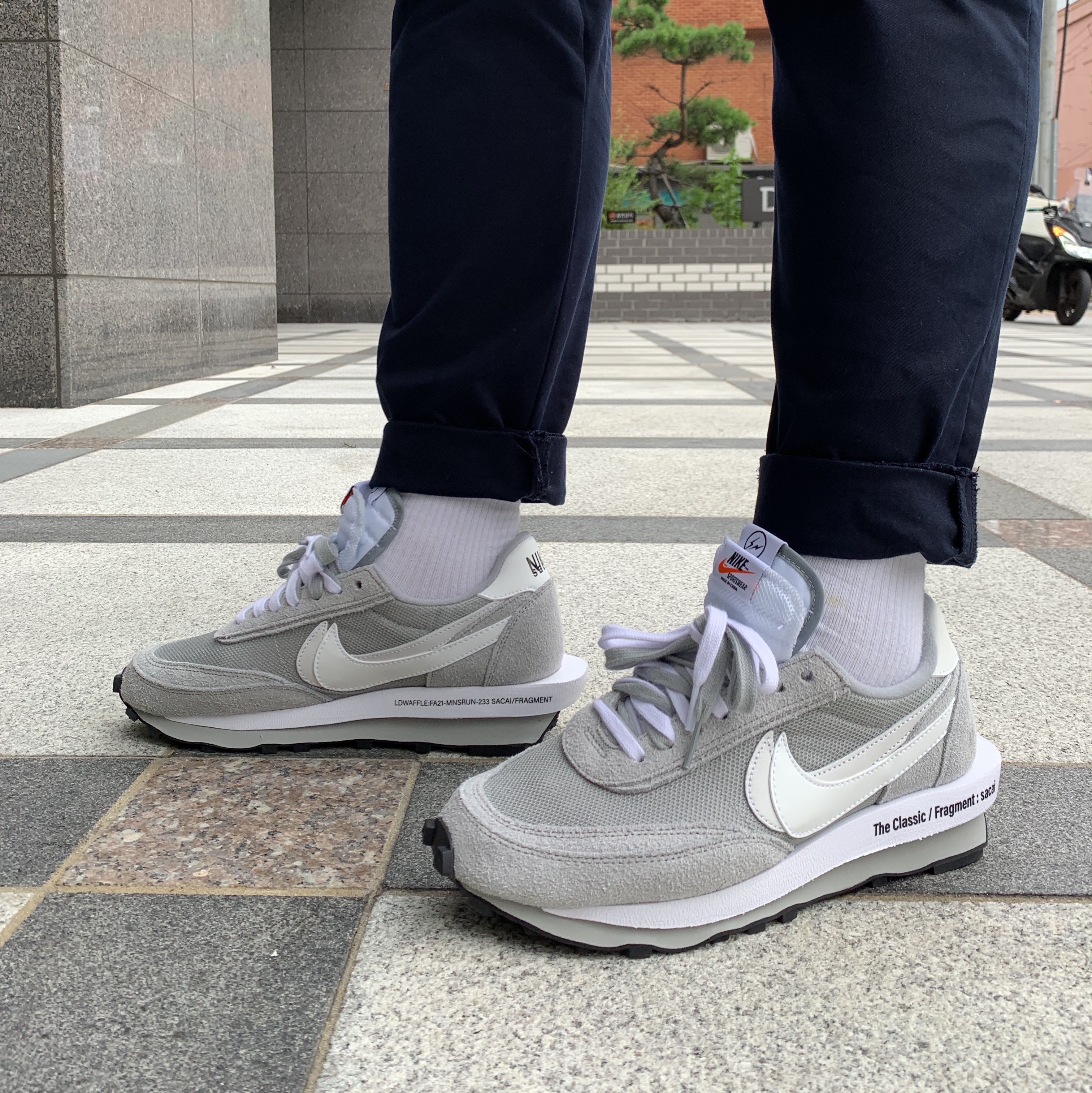 Nike x Sacai x Fragment LDWaffle Light Smoke Grey 착용 스타일 - 1