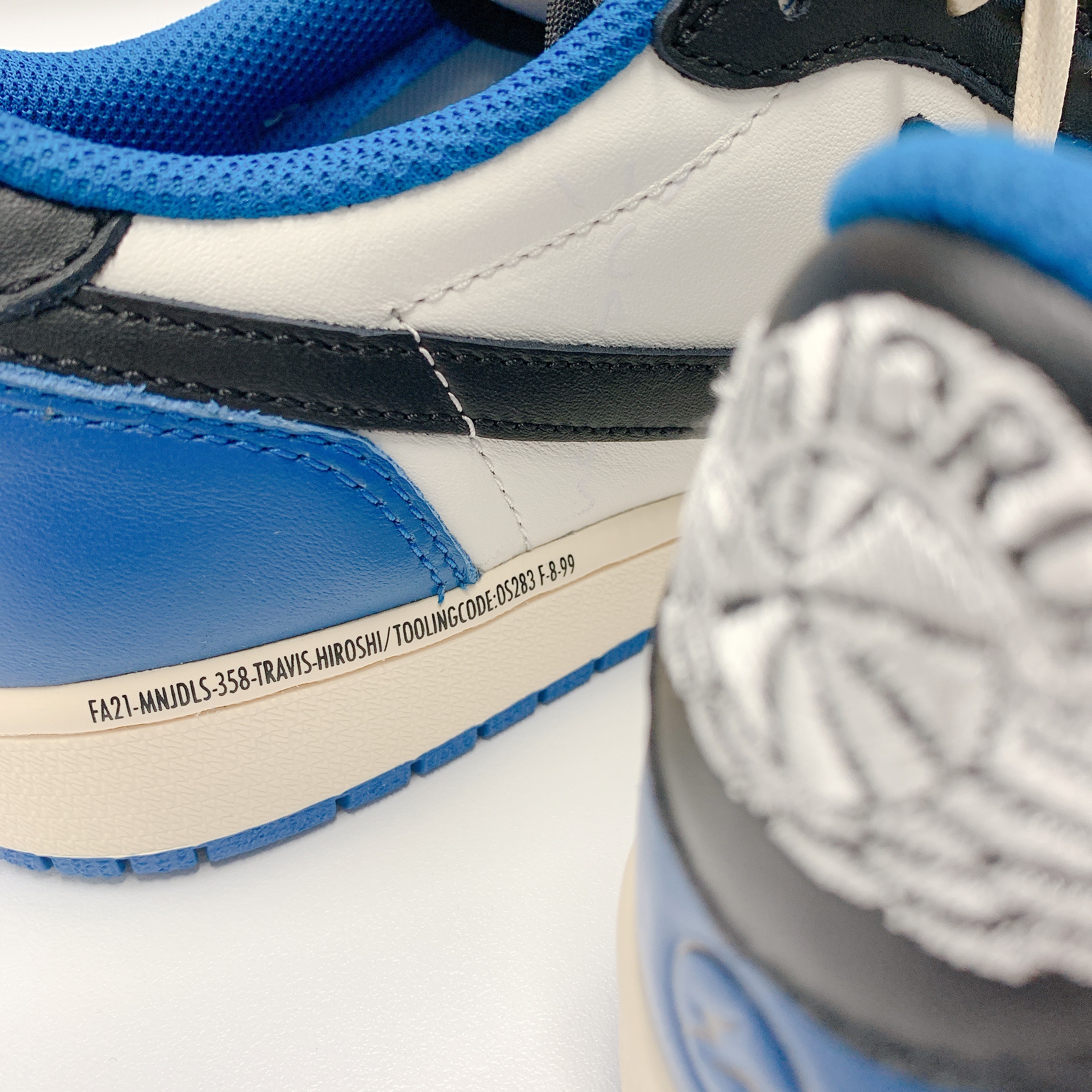 Jordan 1 x Travis Scott x Fragment Retro Low OG SP Military Blue 착용 스타일 - 4