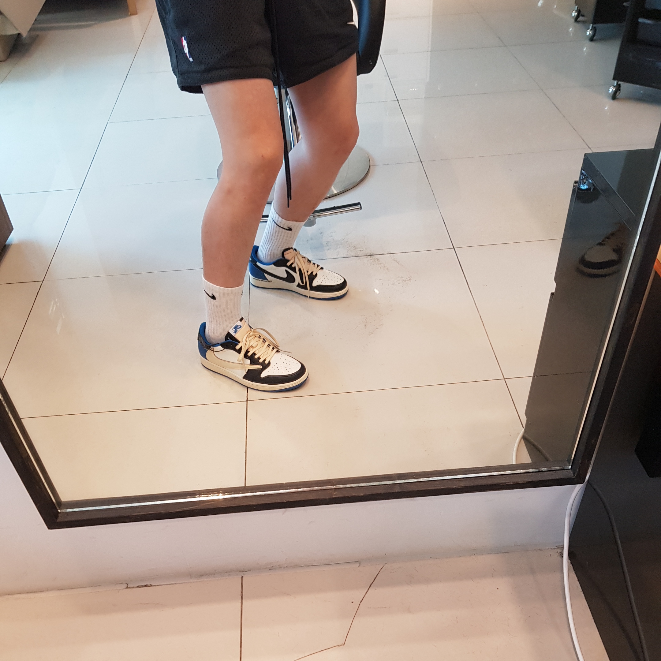 Jordan 1 x Travis Scott x Fragment Retro Low OG SP Military Blue 착용 스타일 - 5