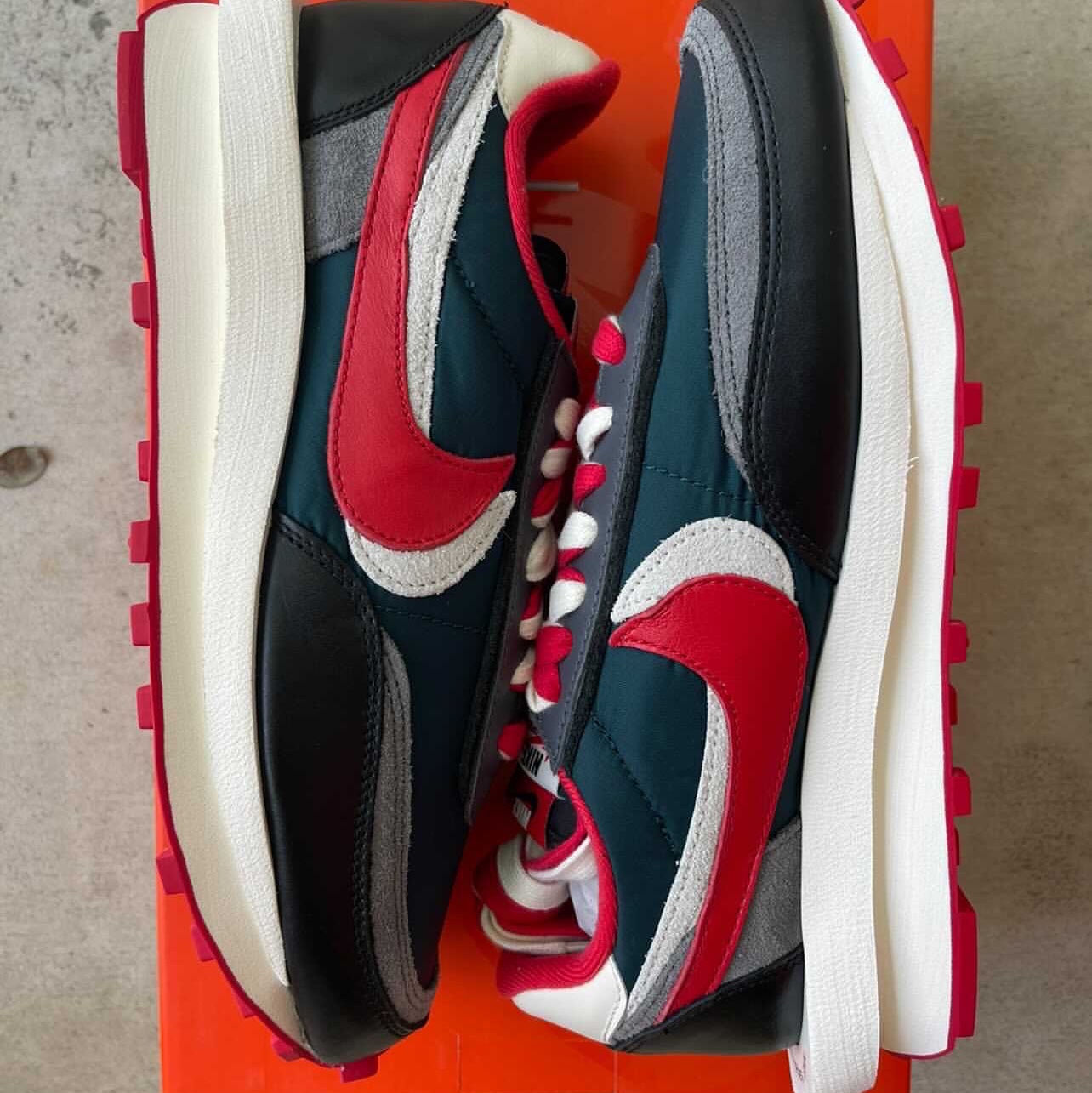 Nike x Sacai x Undercover LDWaffle Night Maroon Team Royal 착용 스타일 - 3