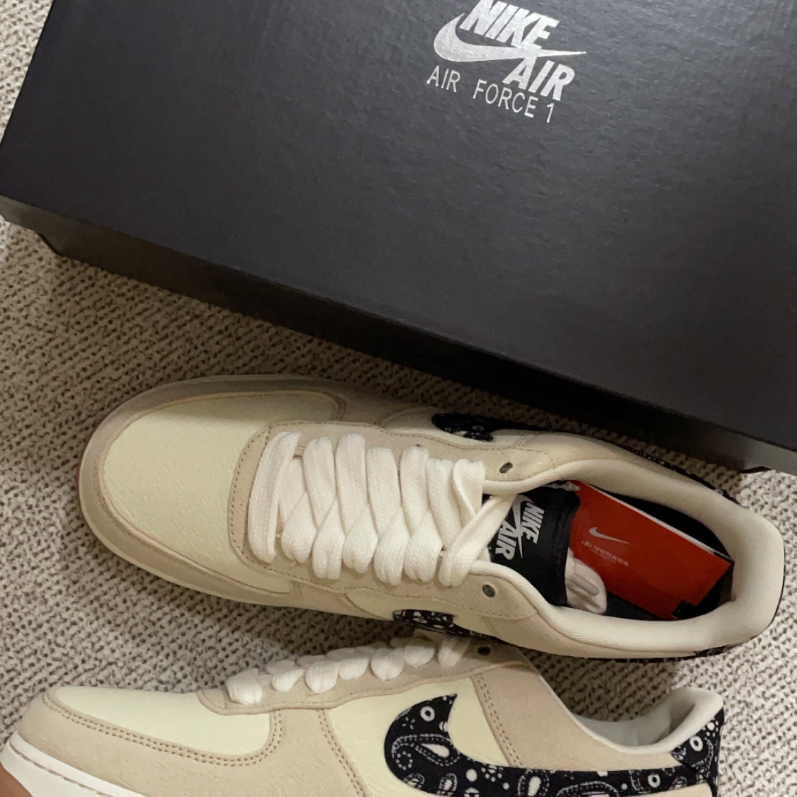 Nike Air Force 1 '07 LV8 Paisley Swoosh 착용 스타일