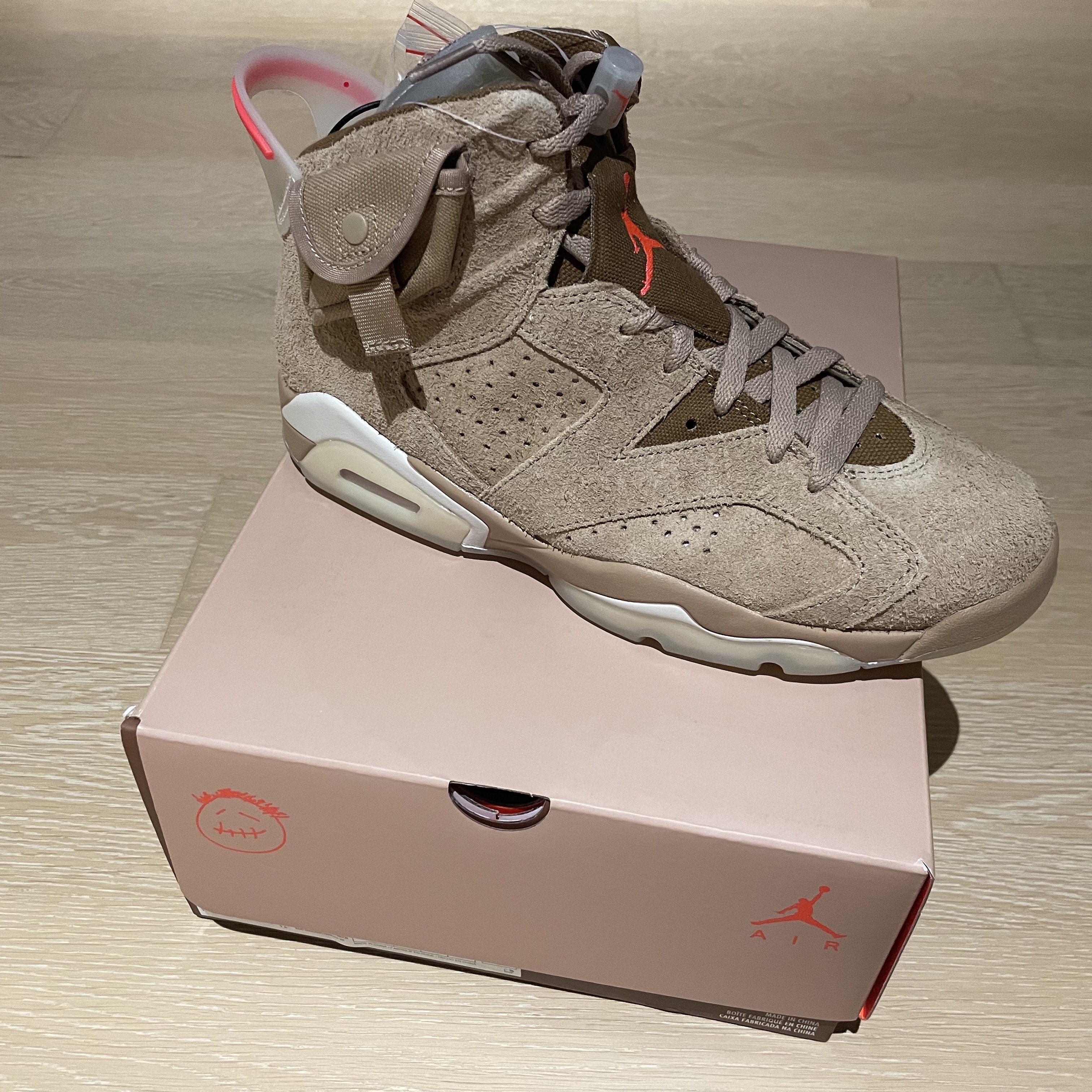 Jordan 6 x Travis Scott Retro SP British Khaki, Nike x Off-White NRG Short Sleeve T-Shirt Black 착용 스타일 - 2
