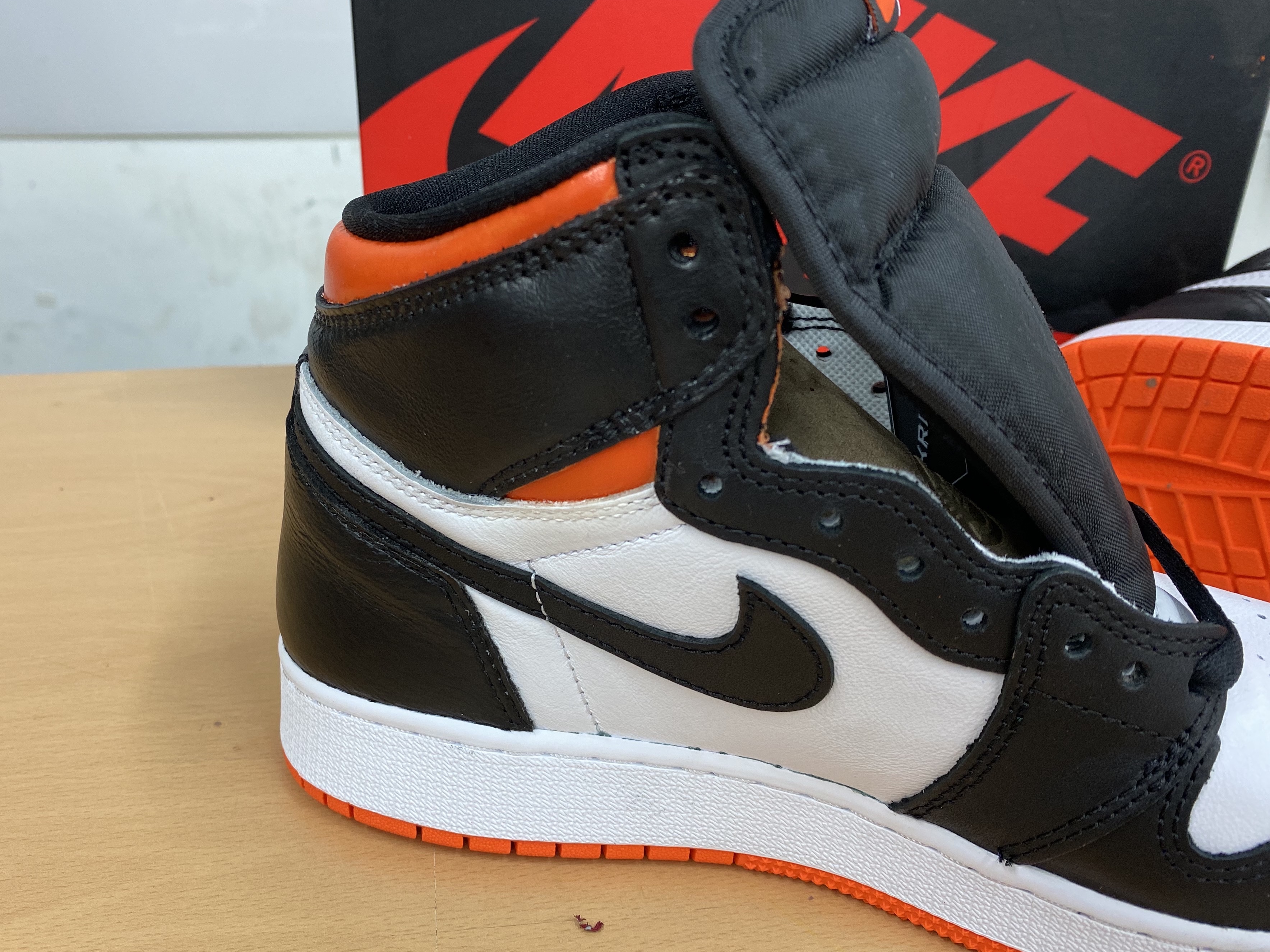 (GS) Jordan 1 Retro High OG Electro Orange, Jordan 1 Retro High OG Electro Orange 착용 스타일 - 3