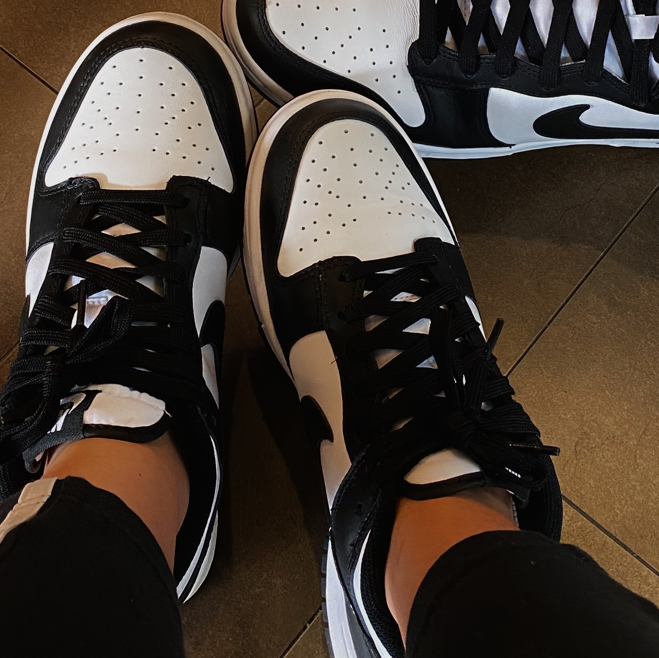 (W) Nike Dunk Low Black 착용 스타일 - 1
