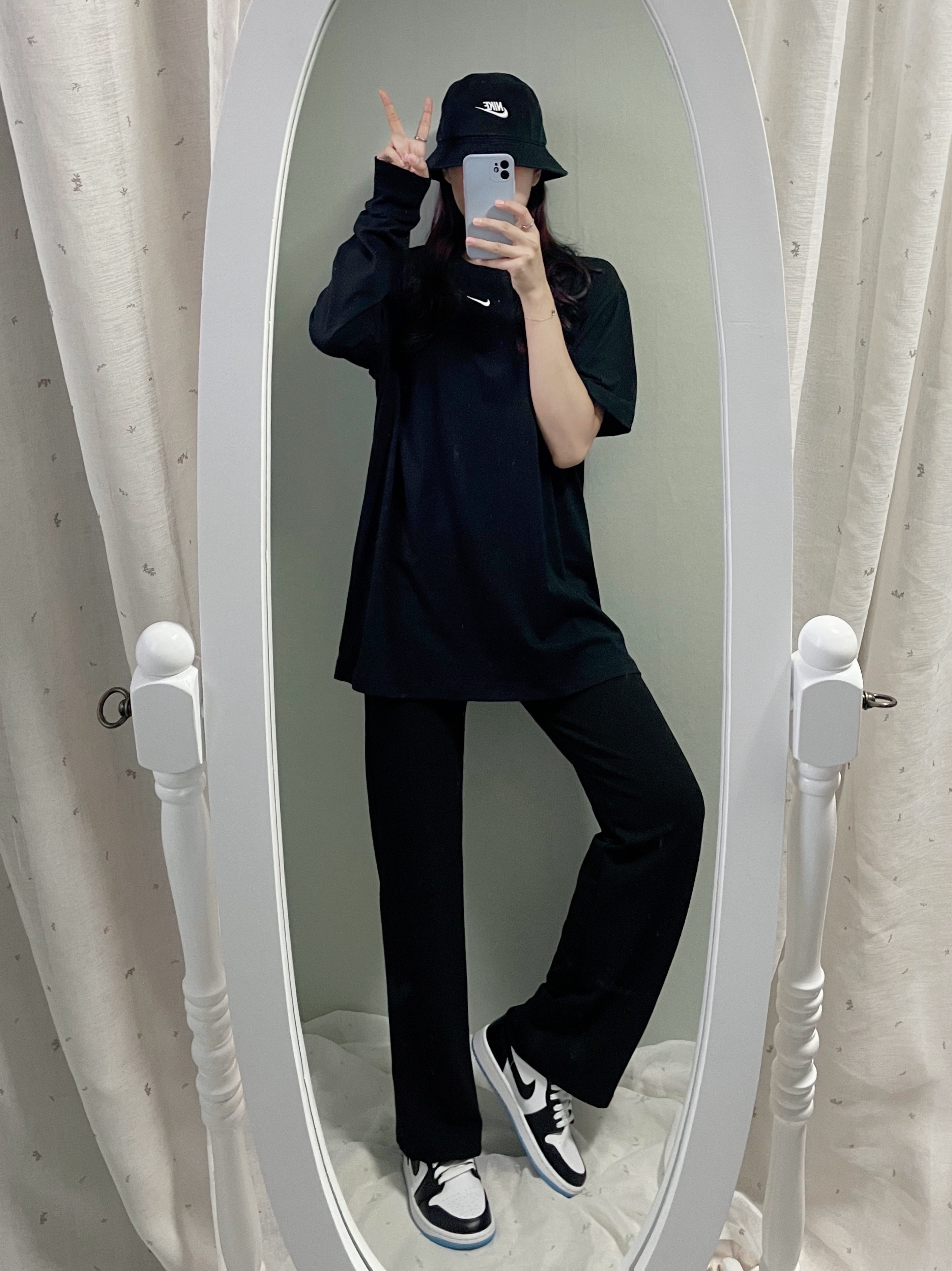 (W) Jordan 1 Mid White Black University Blue, Nike Futura Washed Bucket Hat Black 착용 스타일 - 1