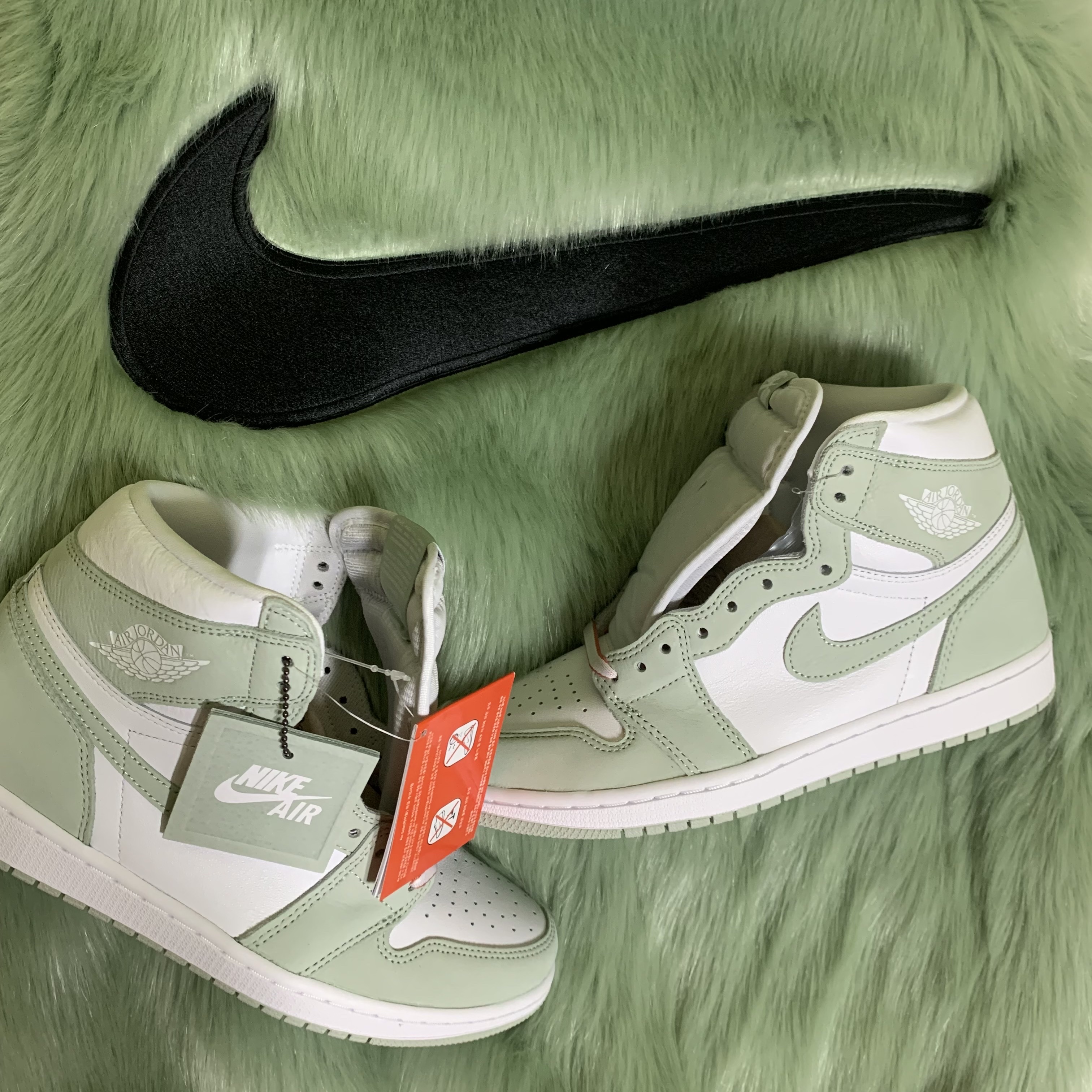 (W) Jordan 1 Retro High OG Seafoam, (W) Nike x Ambush Reversible Faux-Fur Coat Jade Horizon 착용 스타일