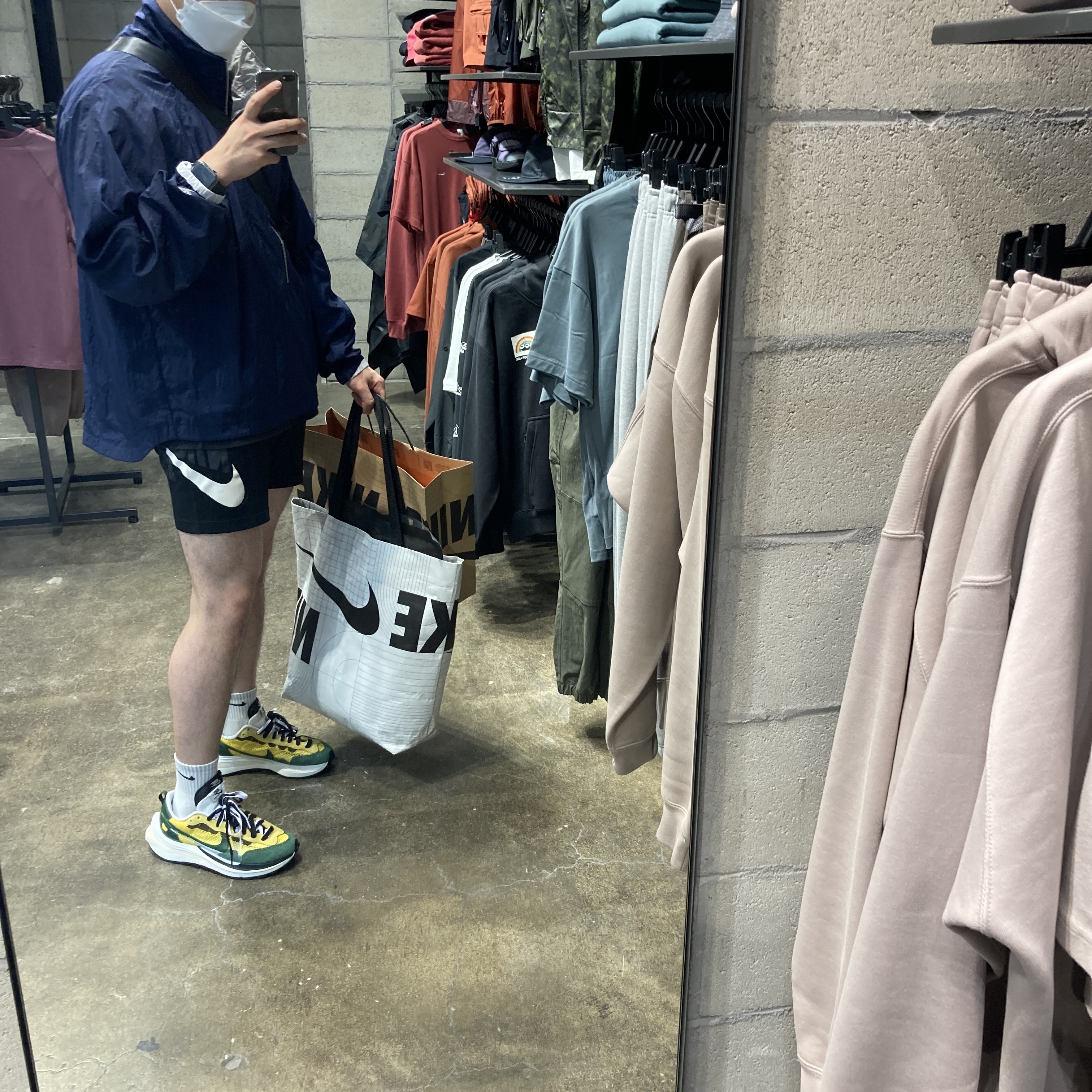 Nike x Sacai VaporWaffle Tour Yellow & Gorge Green Sail, Nike x Sacai VaporWaffle String & Black Villain Red 착용 스타일 - 3