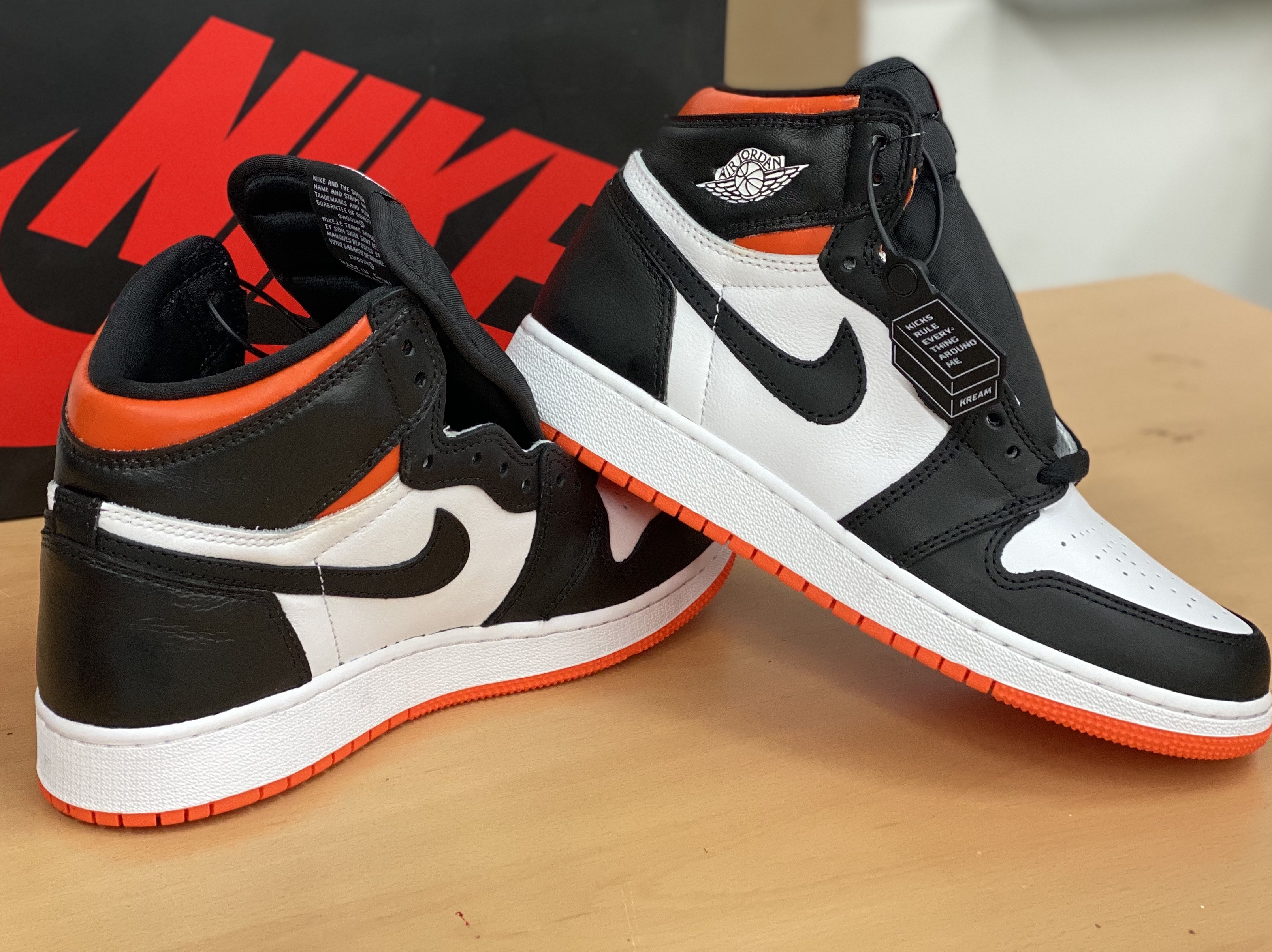 (GS) Jordan 1 Retro High OG Electro Orange, Jordan 1 Retro High OG Electro Orange 착용 스타일 - 1