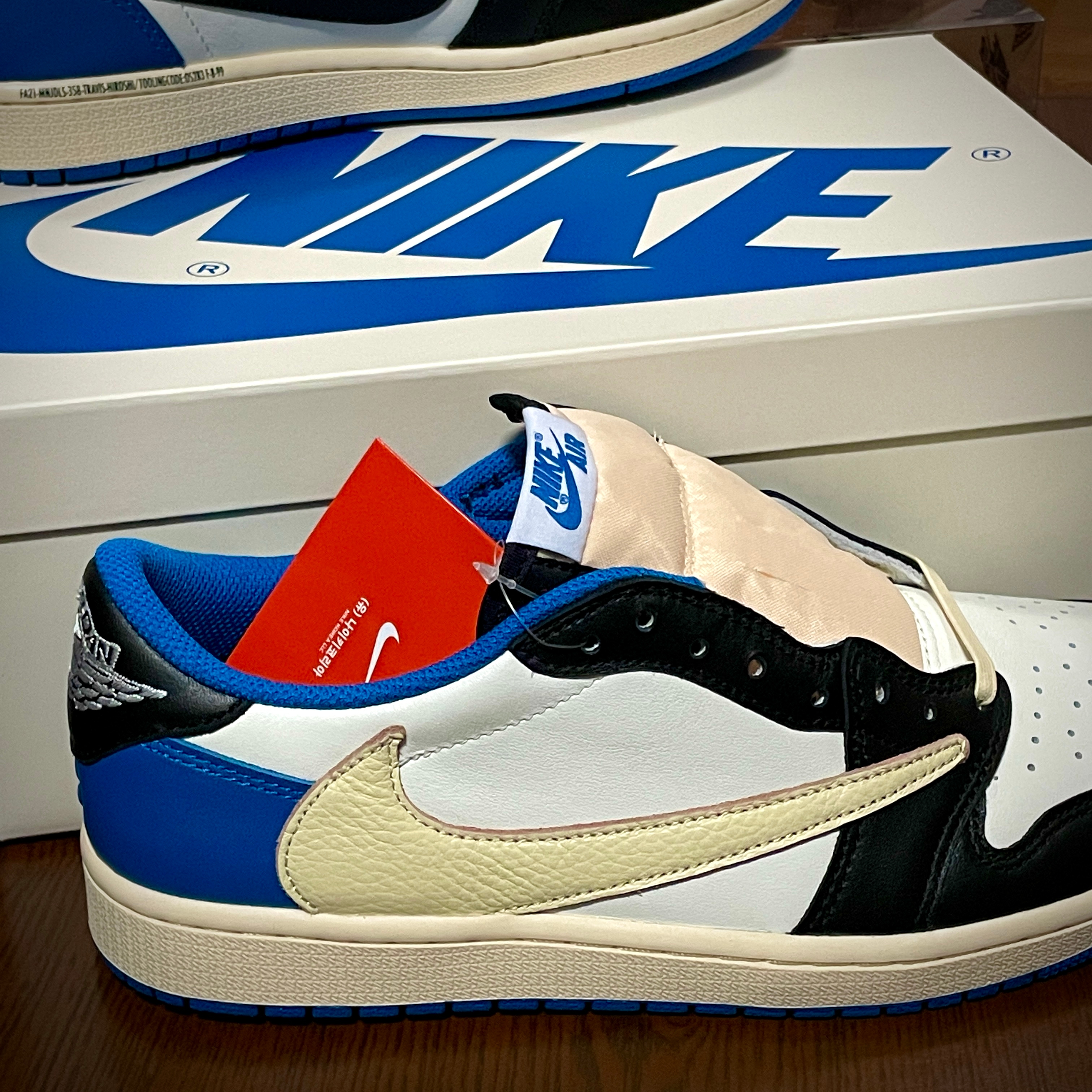 Jordan 1 x Travis Scott x Fragment Retro Low OG SP Military Blue 착용 스타일 - 2