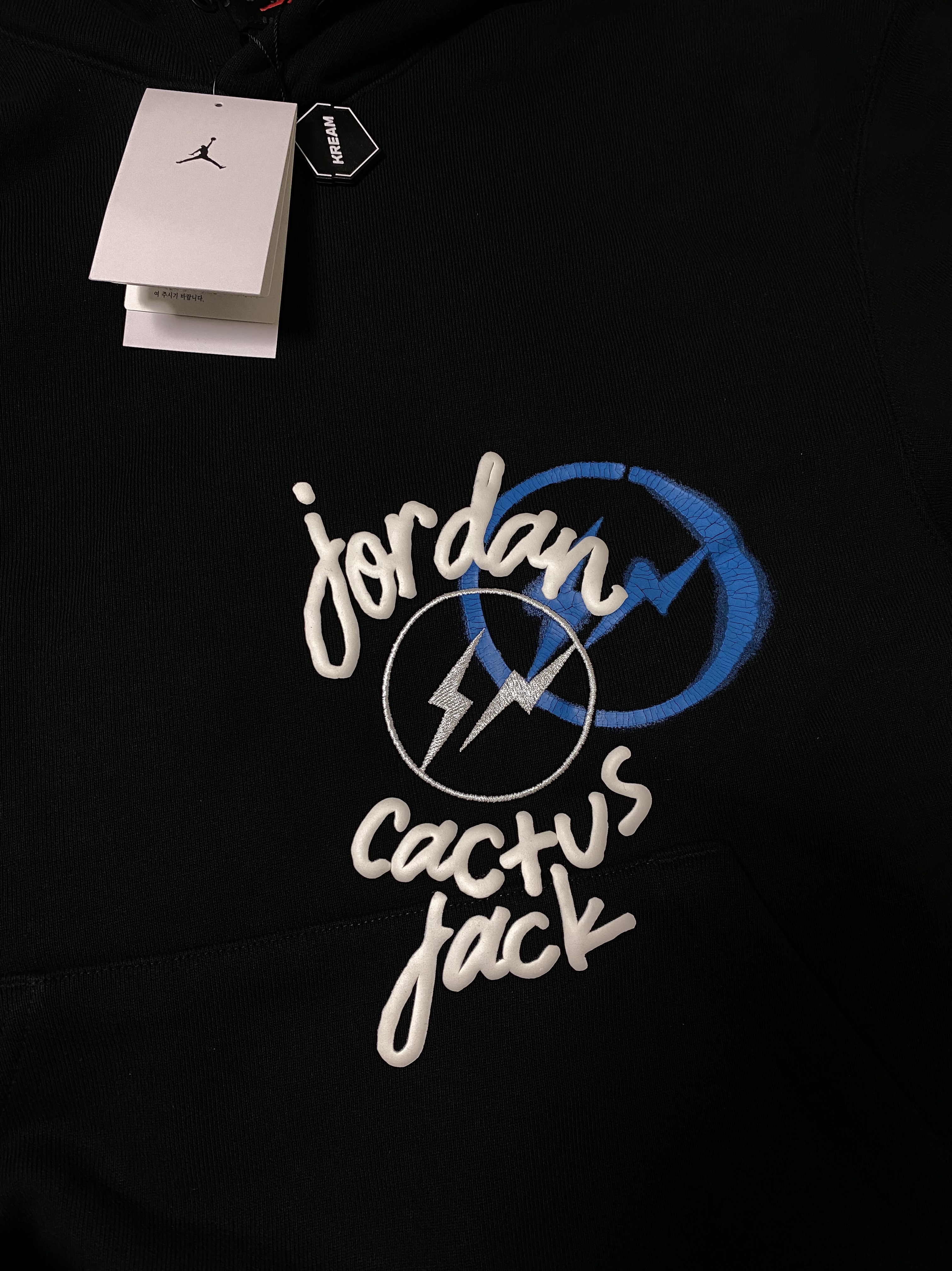 Jordan x Travis Scott x Fragment Hoodie Black (DJ0615-010), Jordan 1 x Travis Scott x Fragment Retro Low OG SP Military Blue 착용 스타일 - 1