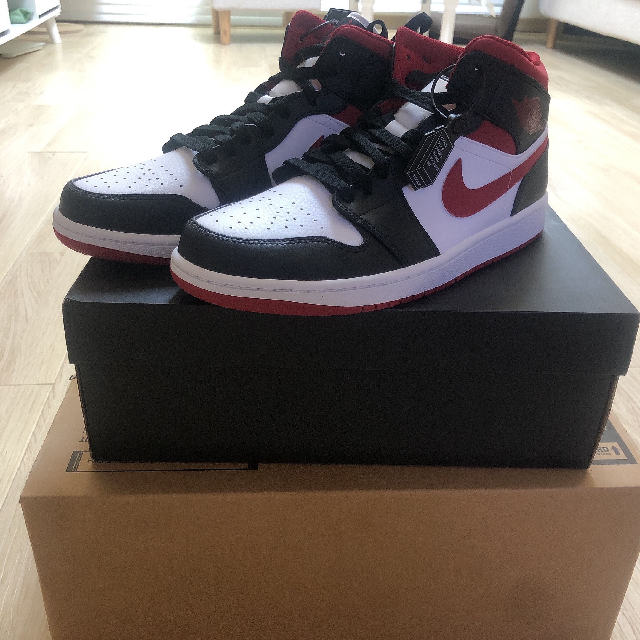 Jordan 1 Mid Gym Red Black White 착용 스타일