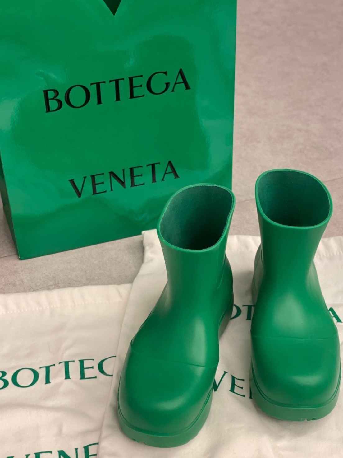 Bottega Veneta Puddle Ankle Boots Grass 착용 스타일 - 3