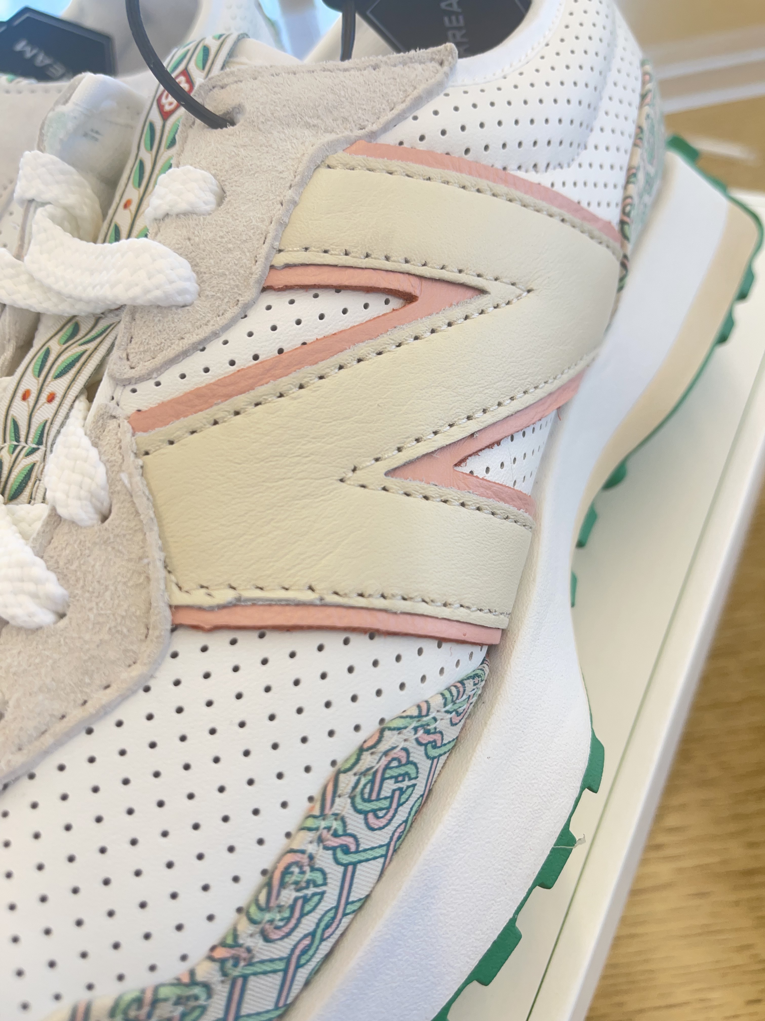 New Balance x Casablanca 327 Idealist Monogram White Green 착용 스타일 - 3