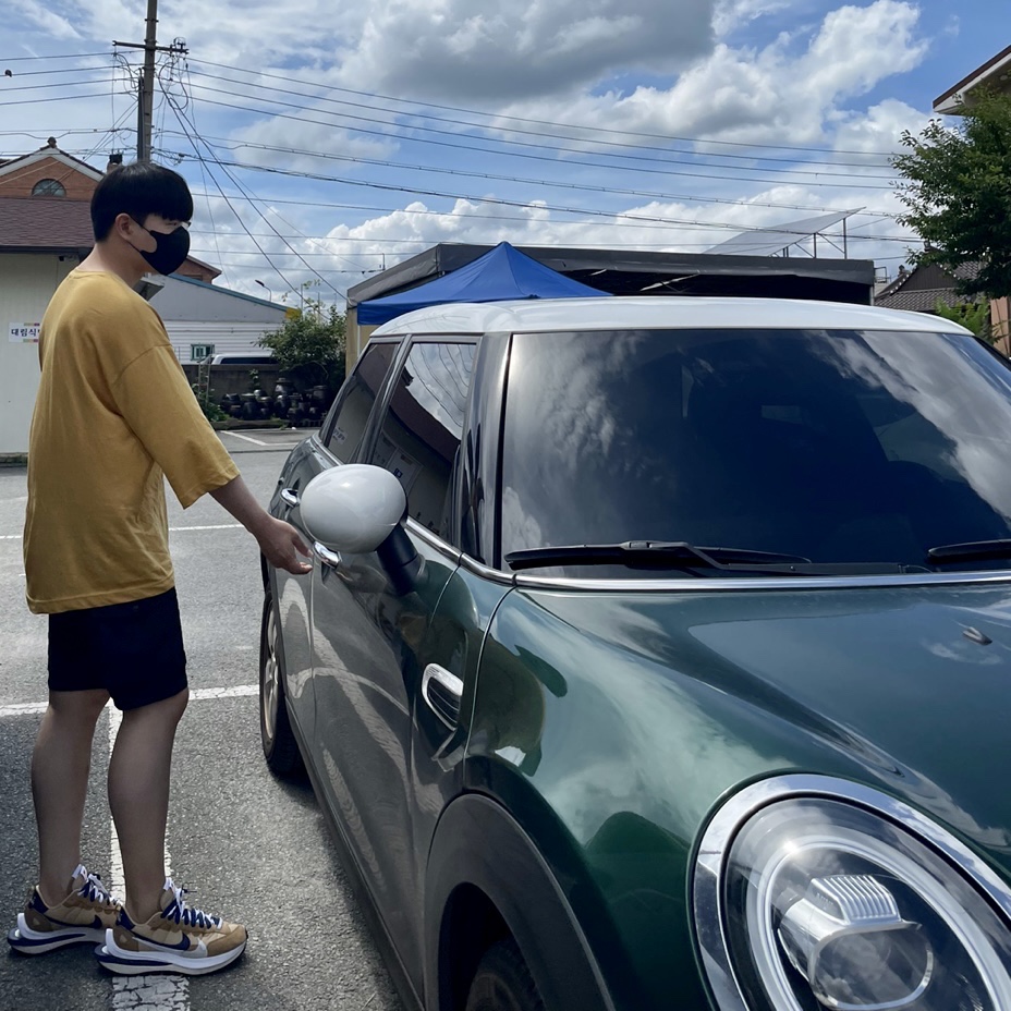 Nike x Sacai VaporWaffle Sesame and Blue Void, Stone Island L07WA T.CO+OLD Bermuda Shorts Black - 21SS 착용 스타일 - 1