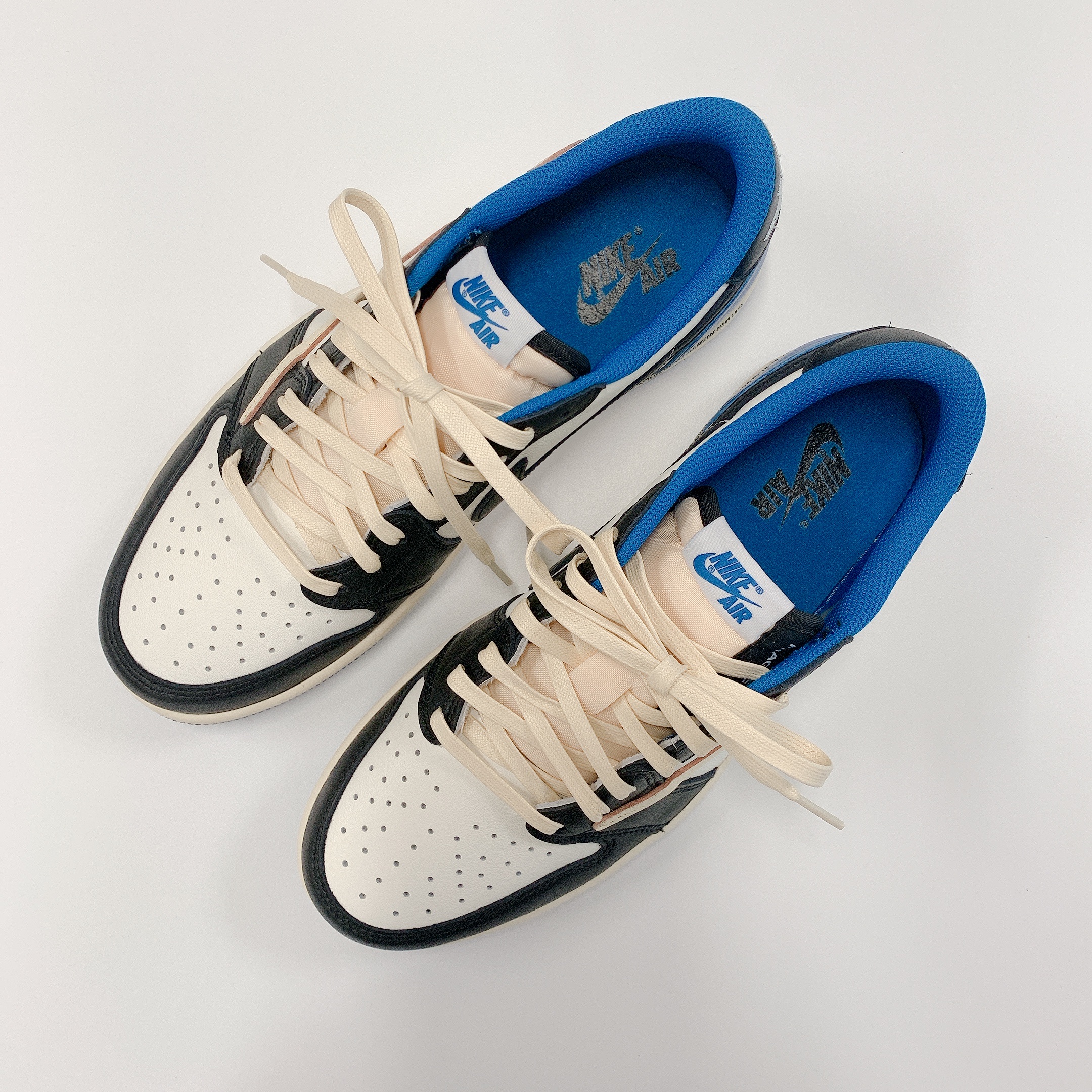 Jordan 1 x Travis Scott x Fragment Retro Low OG SP Military Blue 착용 스타일 - 3