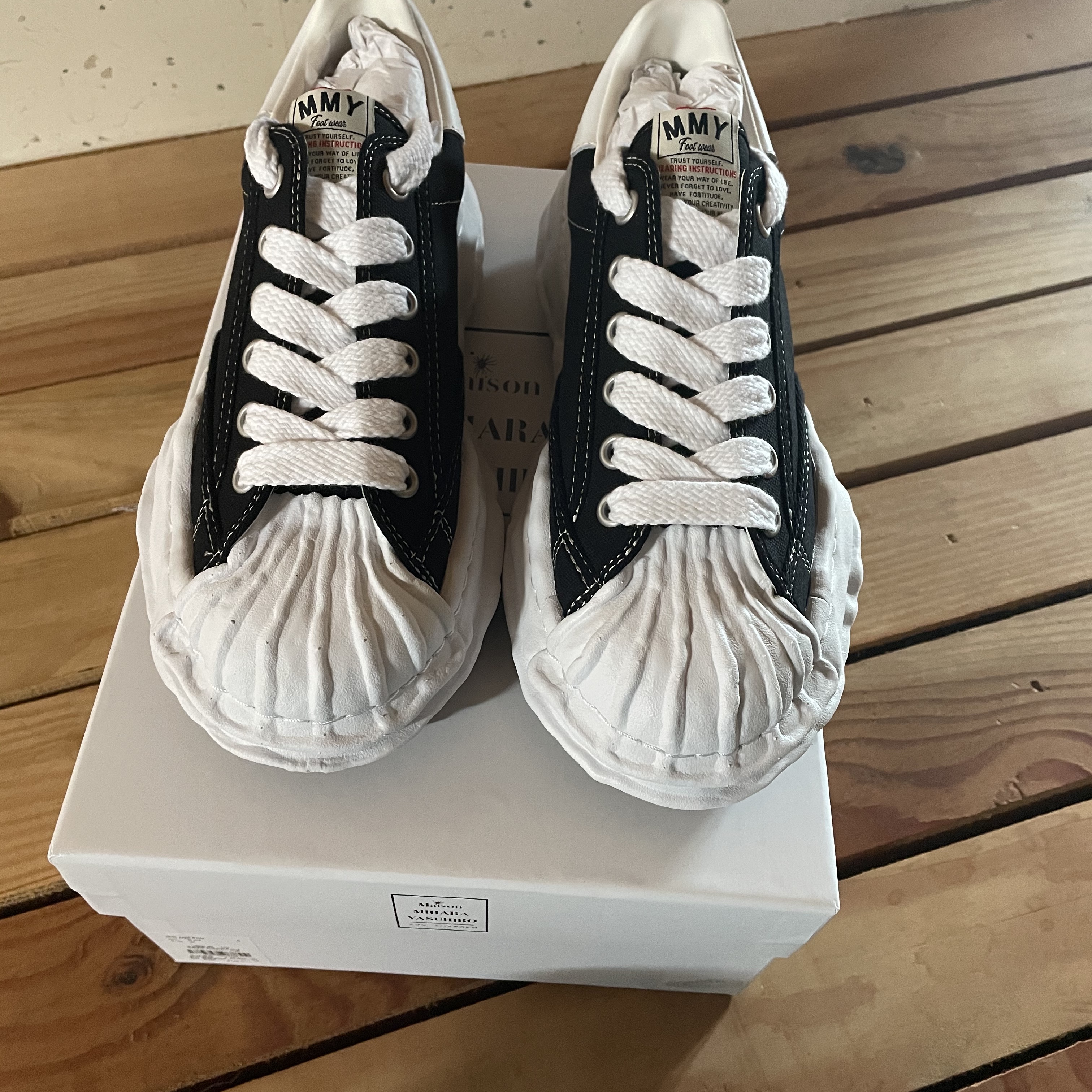 Maison Mihara Yasuhiro Blakey OG Sole Canvas Low-top Sneakers Black 착용 스타일 - 2