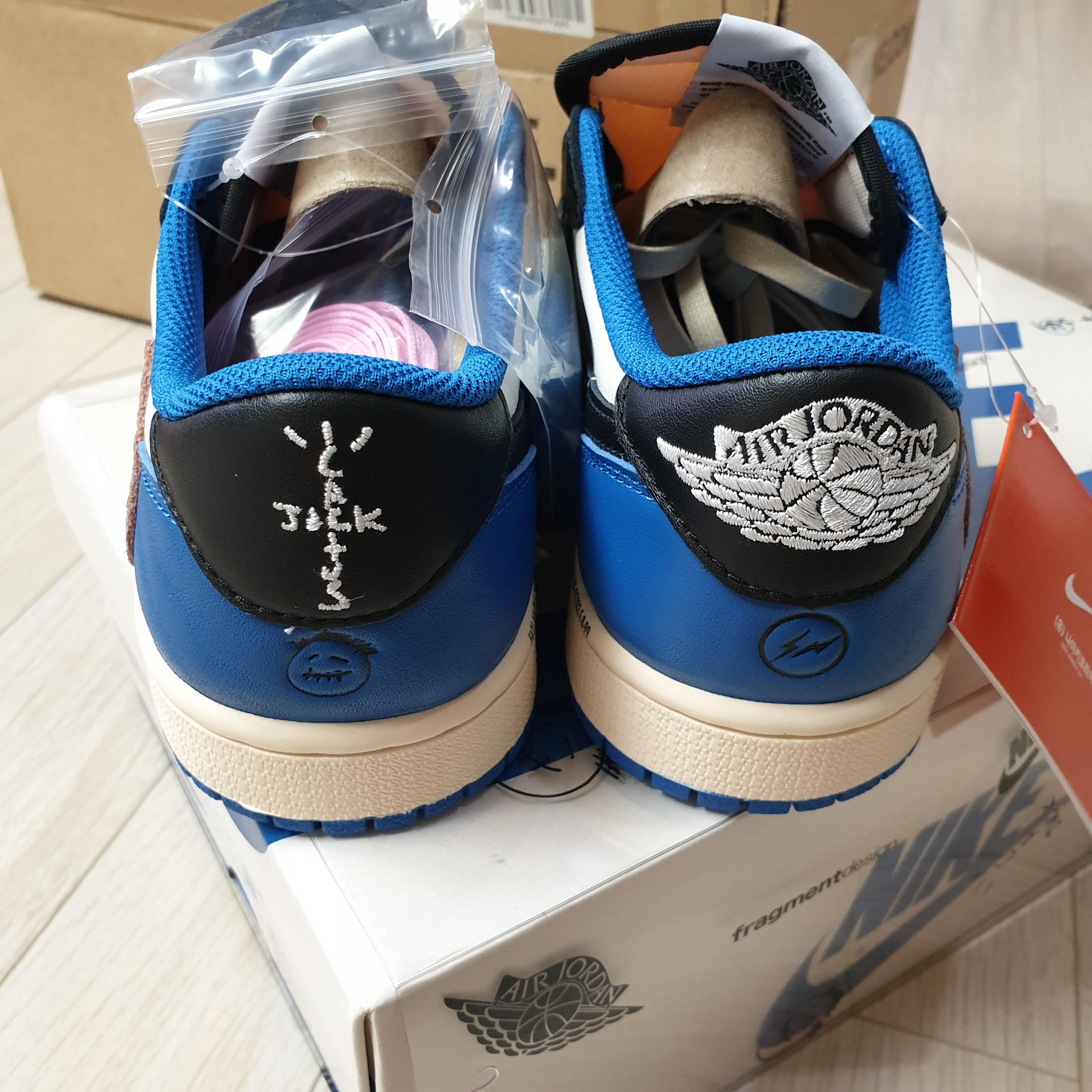 Jordan 1 x Travis Scott x Fragment Retro Low OG SP Military Blue 착용 스타일 - 3