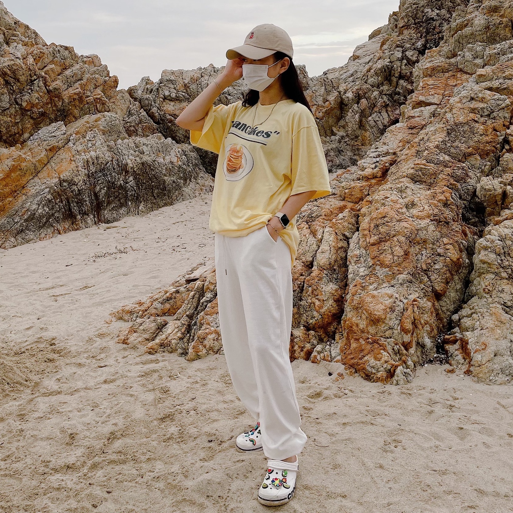 Adidas Yeezy Foam RNNR Sand, Crocs x Casestudy Classic Clog Clear 착용 스타일 - 2