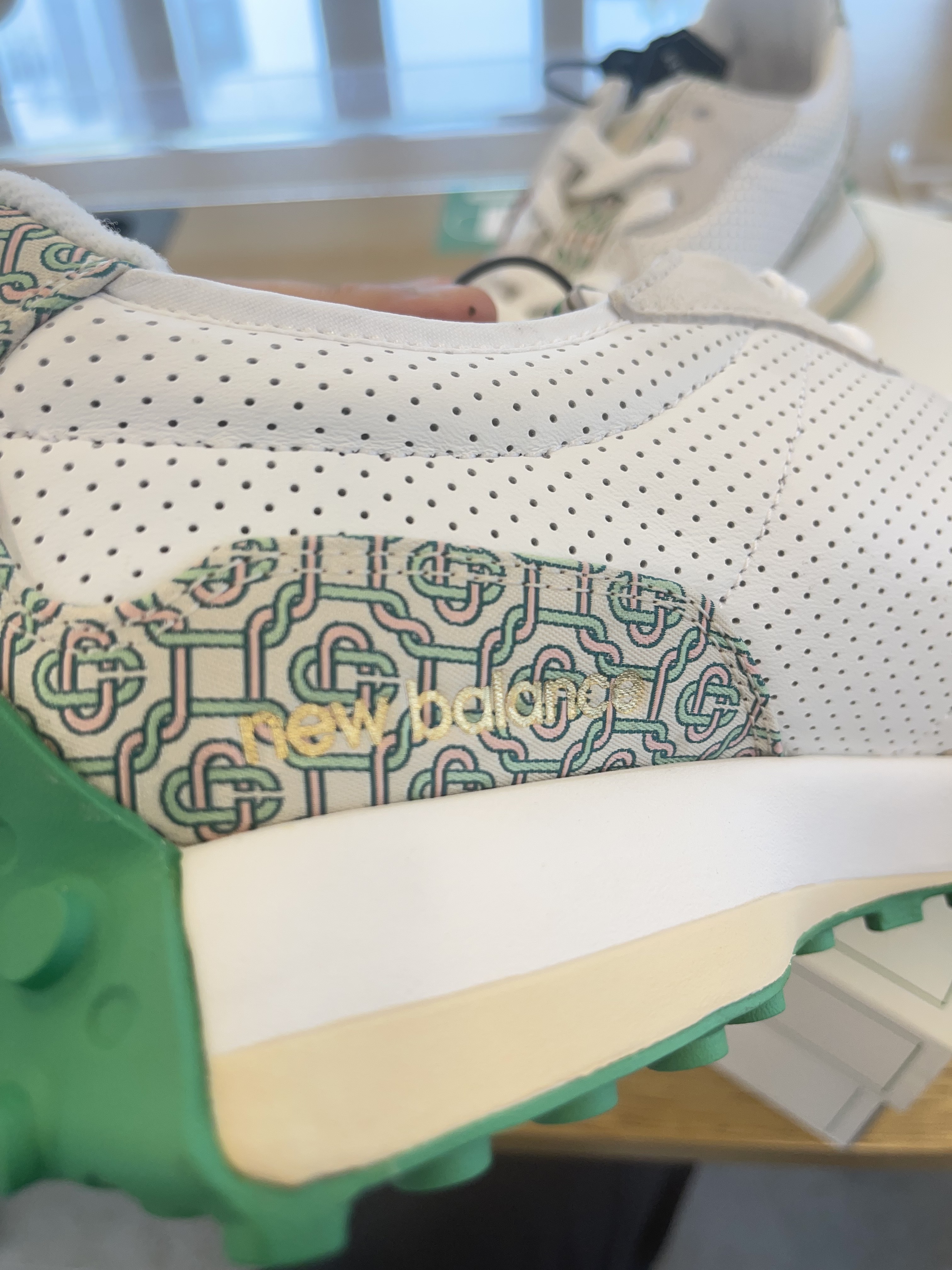 New Balance x Casablanca 327 Idealist Monogram White Green 착용 스타일 - 4