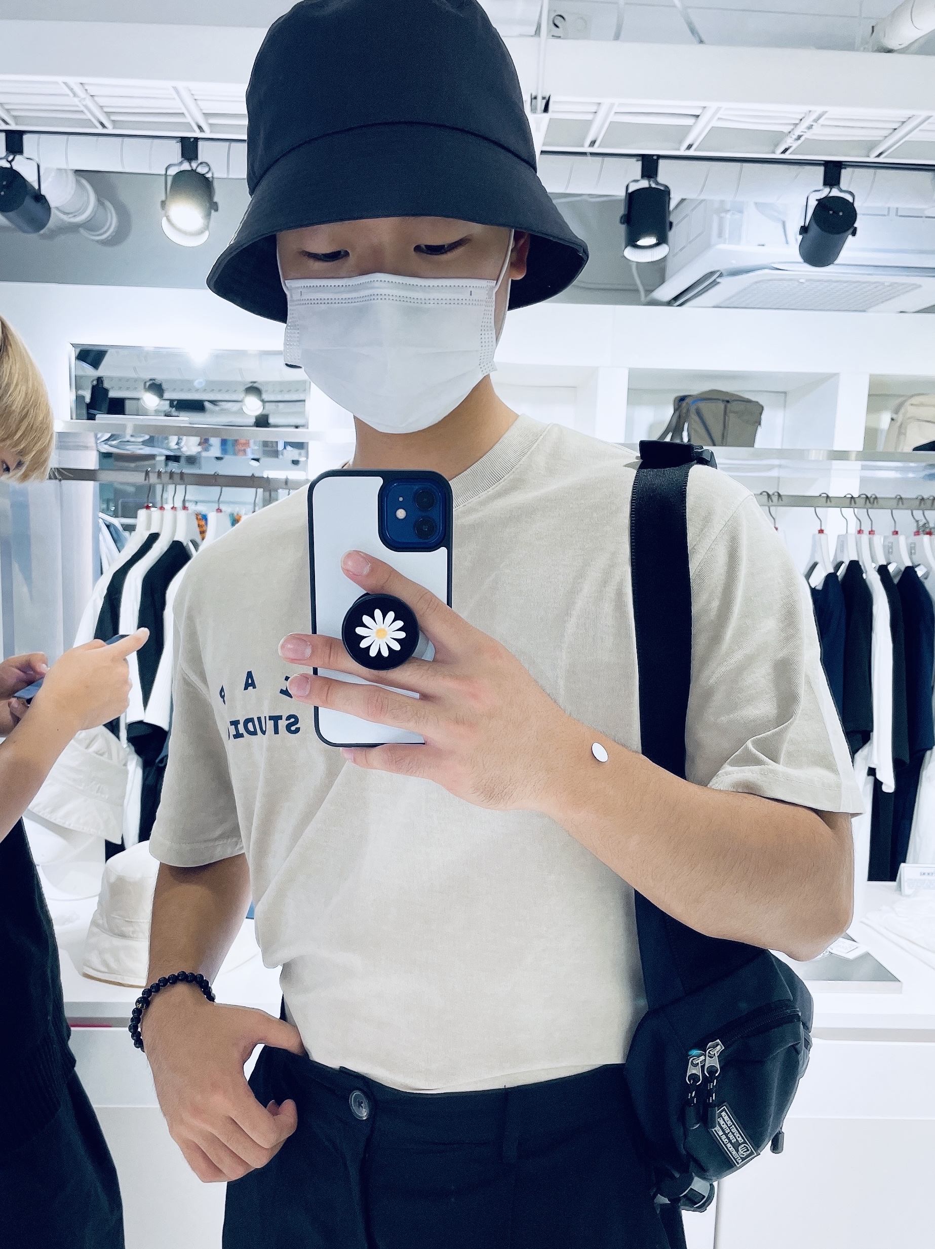 IAB Studio Pigment T-Shirt Oatmeal 착용 스타일