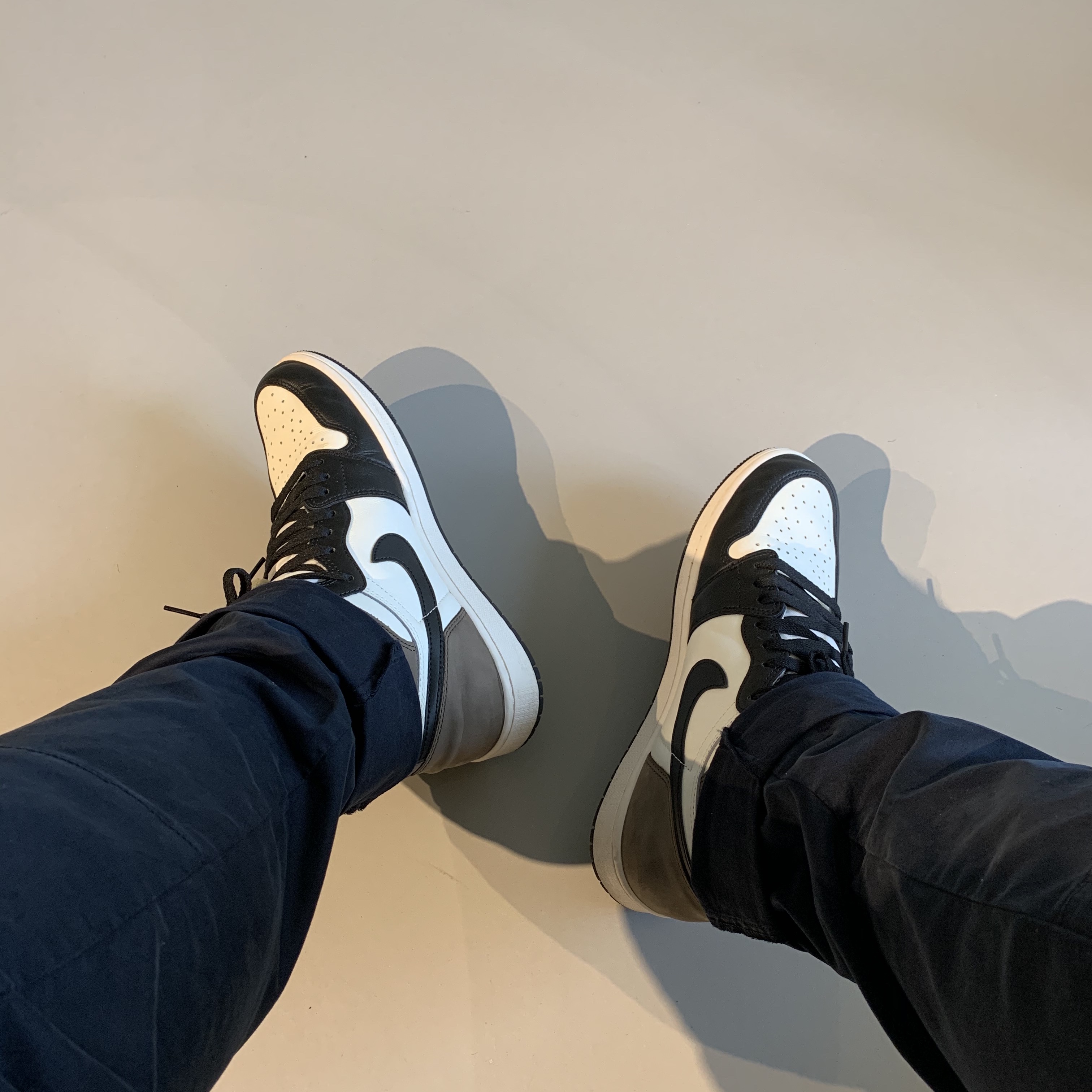 Jordan 1 Retro High OG Black Mocha 착용 스타일 - 3