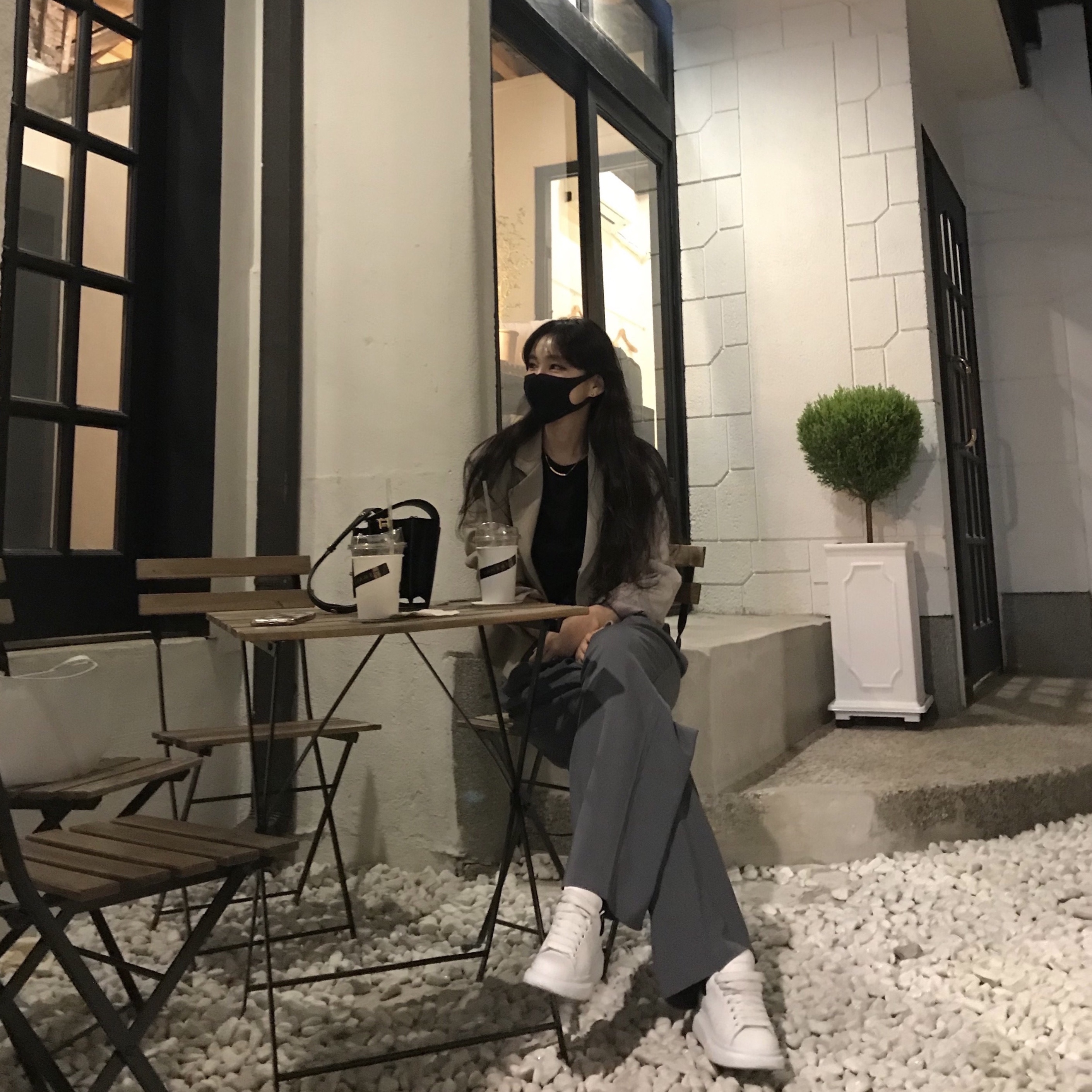 (W) Alexander McQueen Oversized Sneakers White Black 착용 스타일