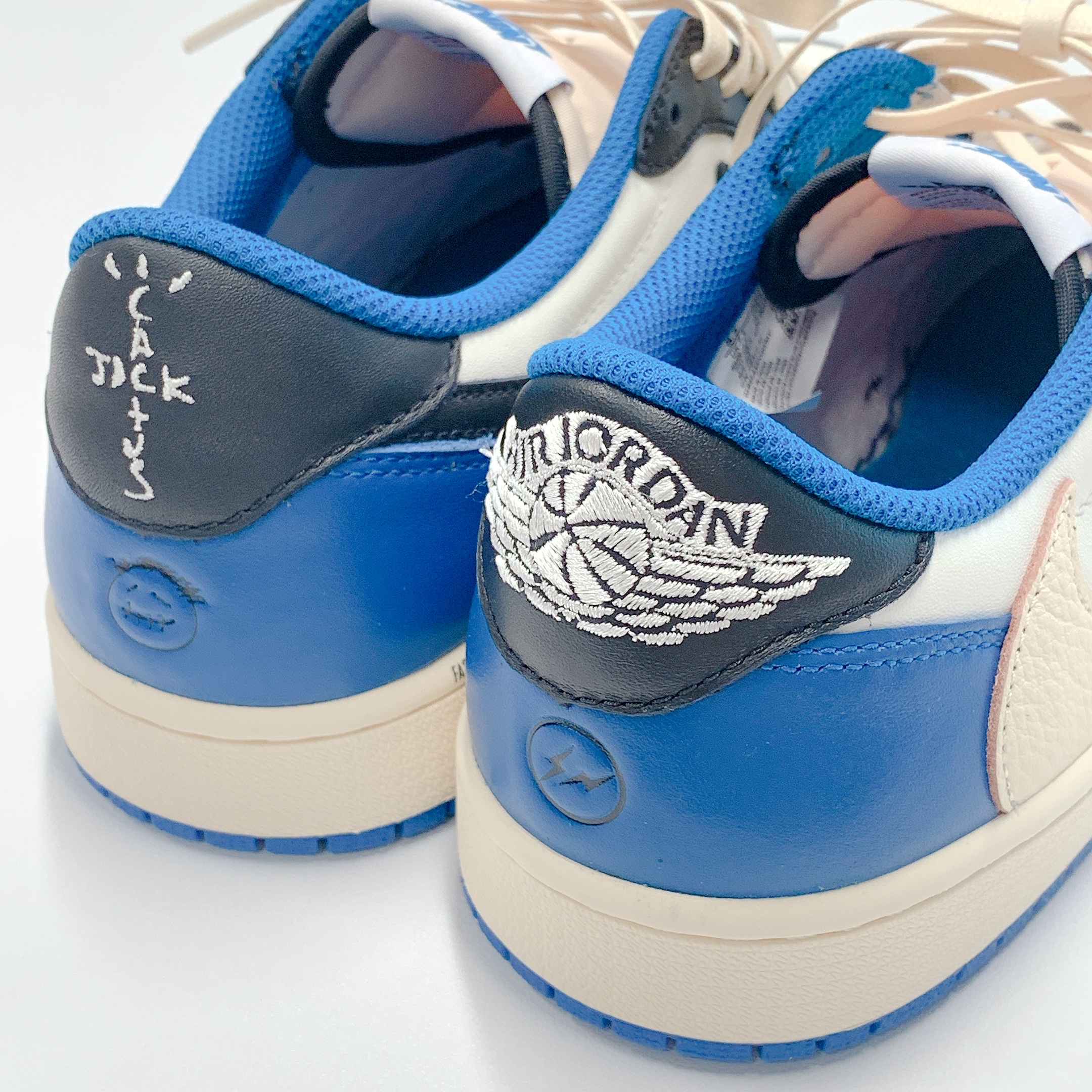 Jordan 1 x Travis Scott x Fragment Retro Low OG SP Military Blue 착용 스타일 - 5