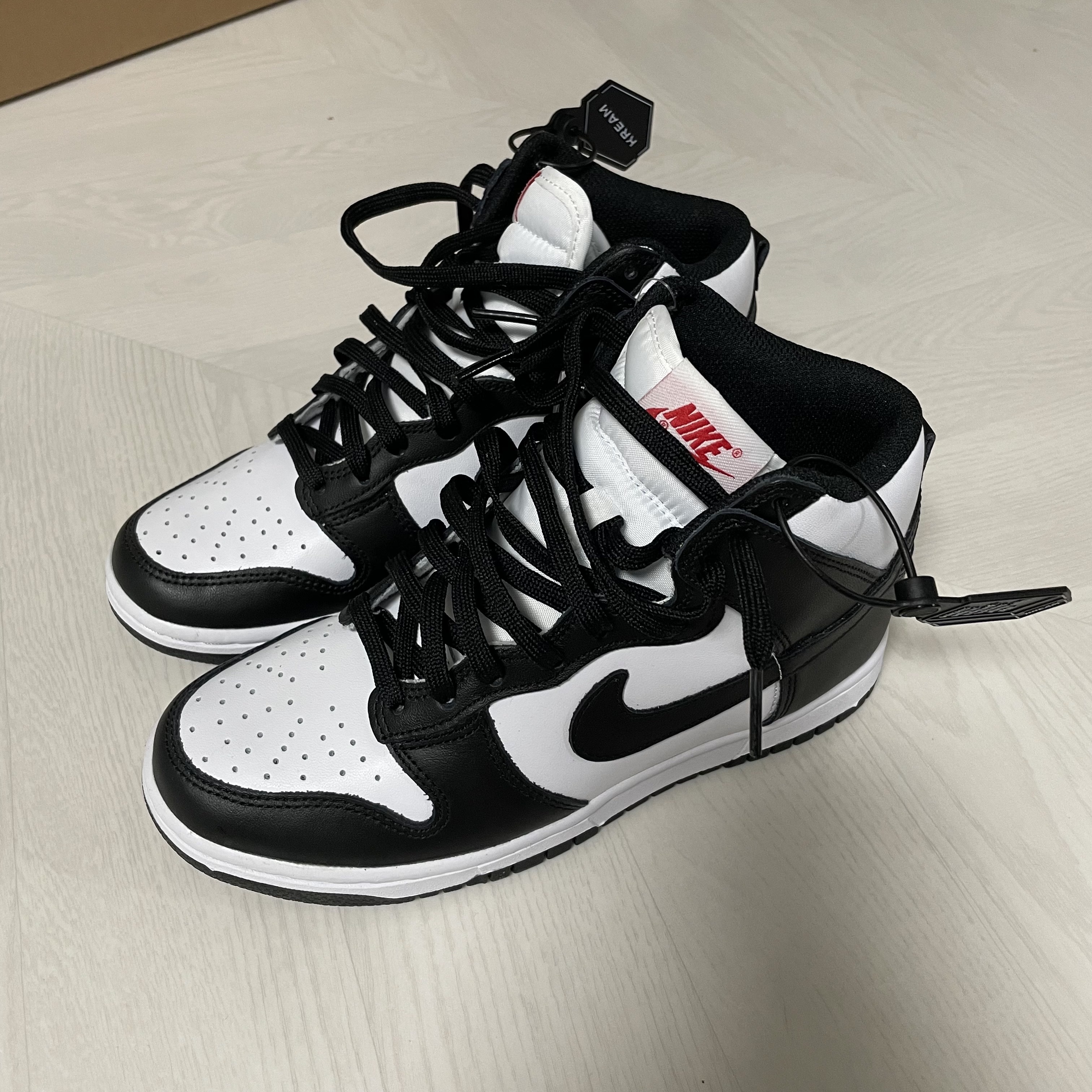 (W) Nike Dunk High Black and White 착용 스타일