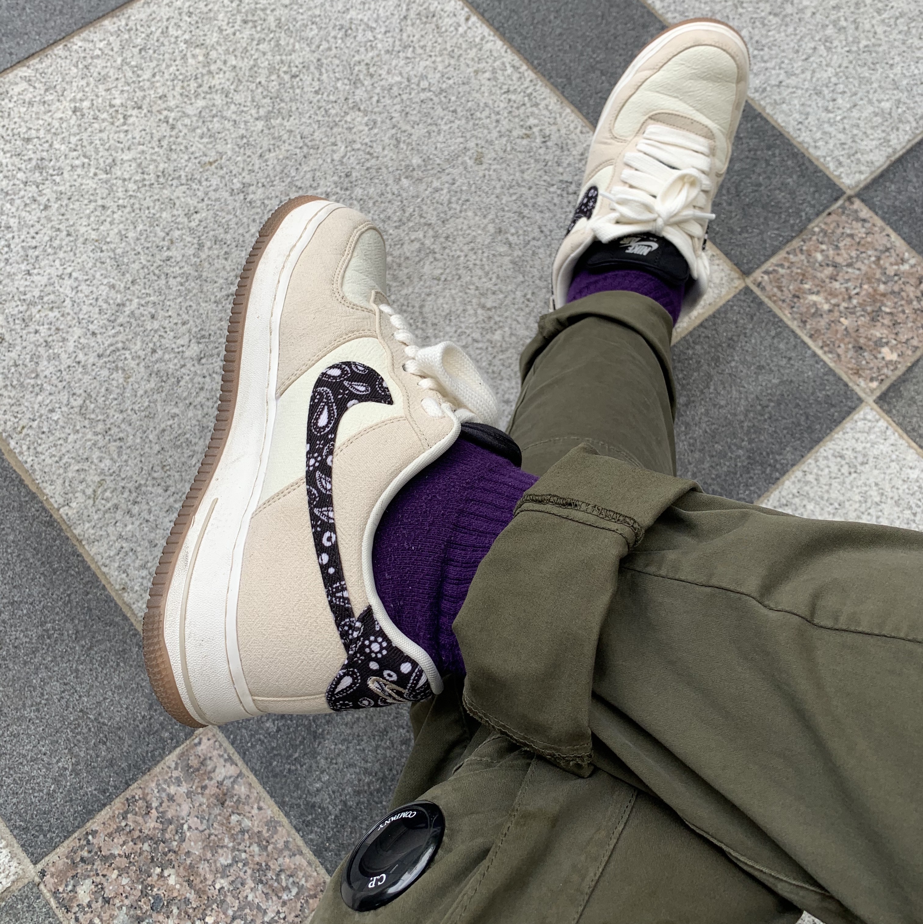 Nike Air Force 1 '07 LV8 Paisley Swoosh 착용 스타일 - 1
