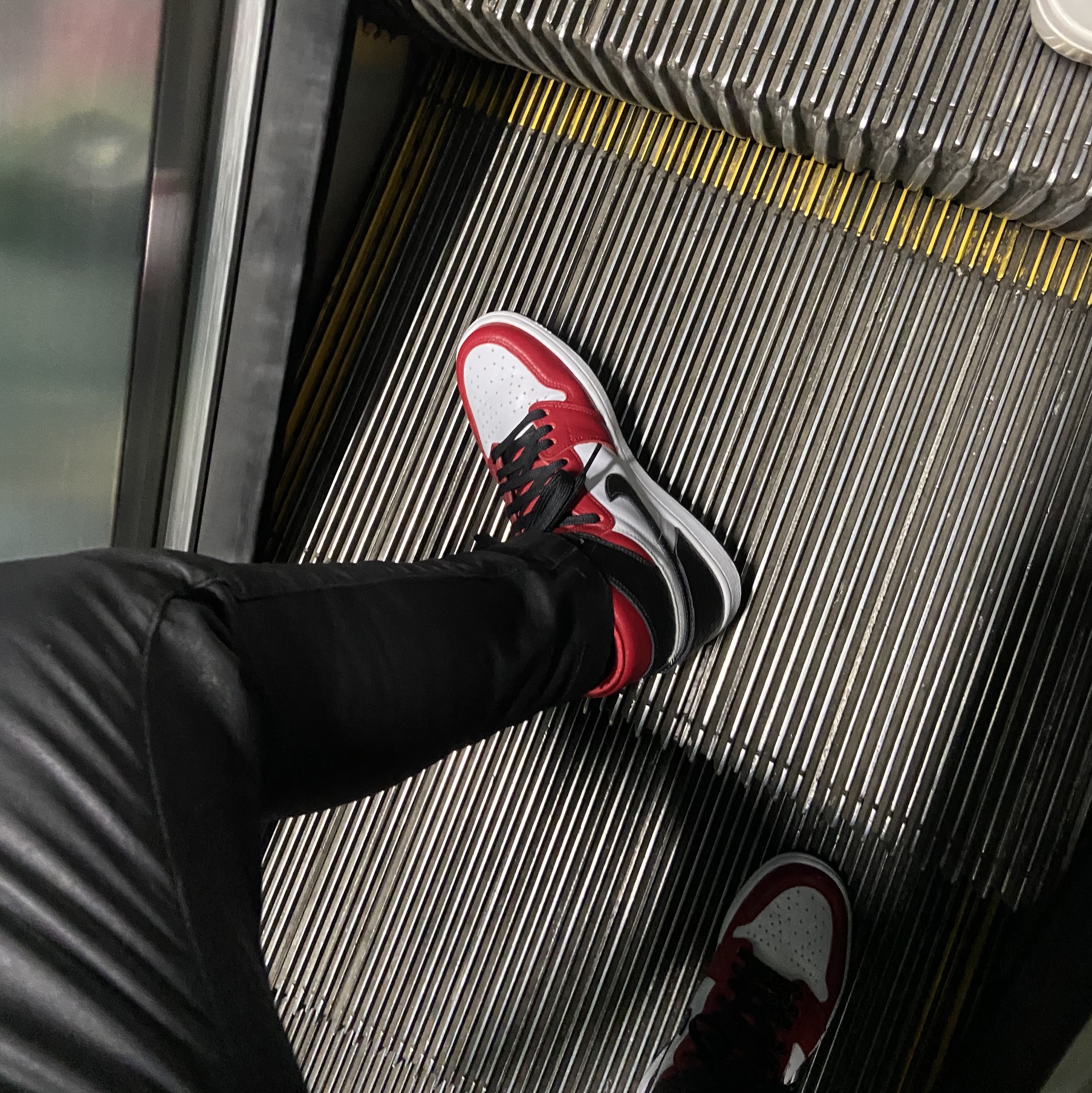 (W) Jordan 1 Retro High Satin Red, (W) Nike Dunk Low Black 착용 스타일 - 1