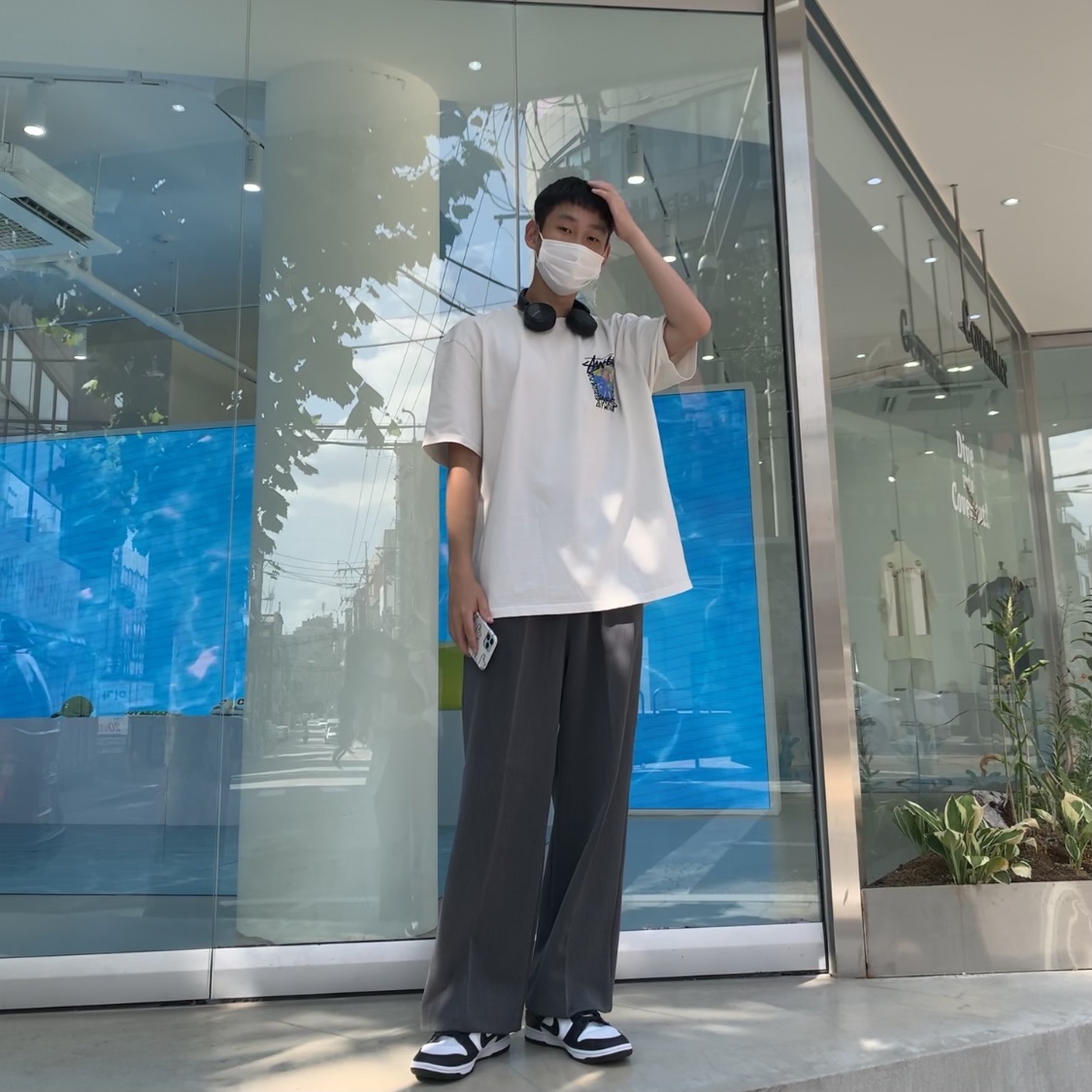 Stussy Camellias Pig. Dyed T-Shirt Natural, Nike Dunk Low Retro Black 착용 스타일 - 1