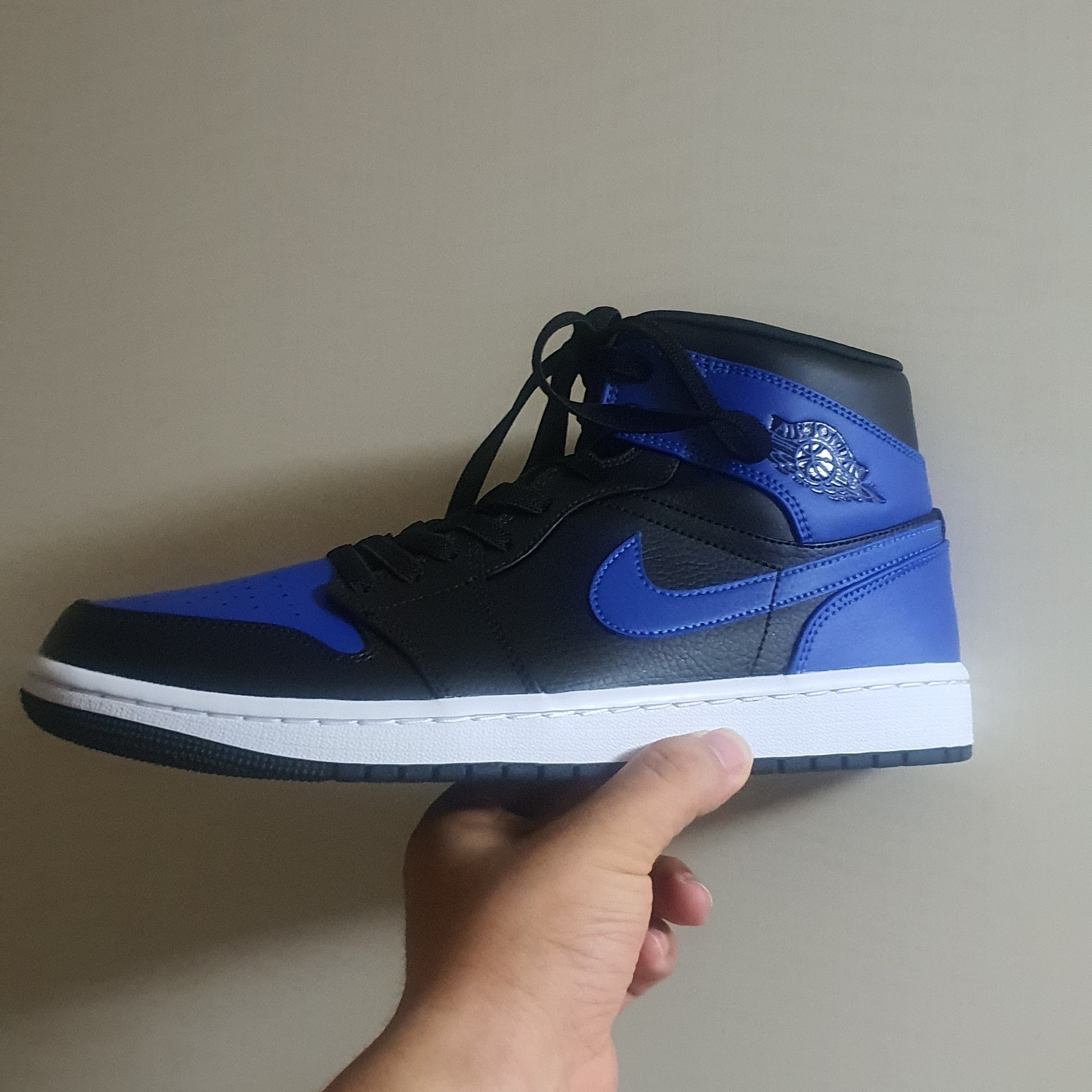 Jordan 1 Mid Black Hyper Royal 착용 스타일