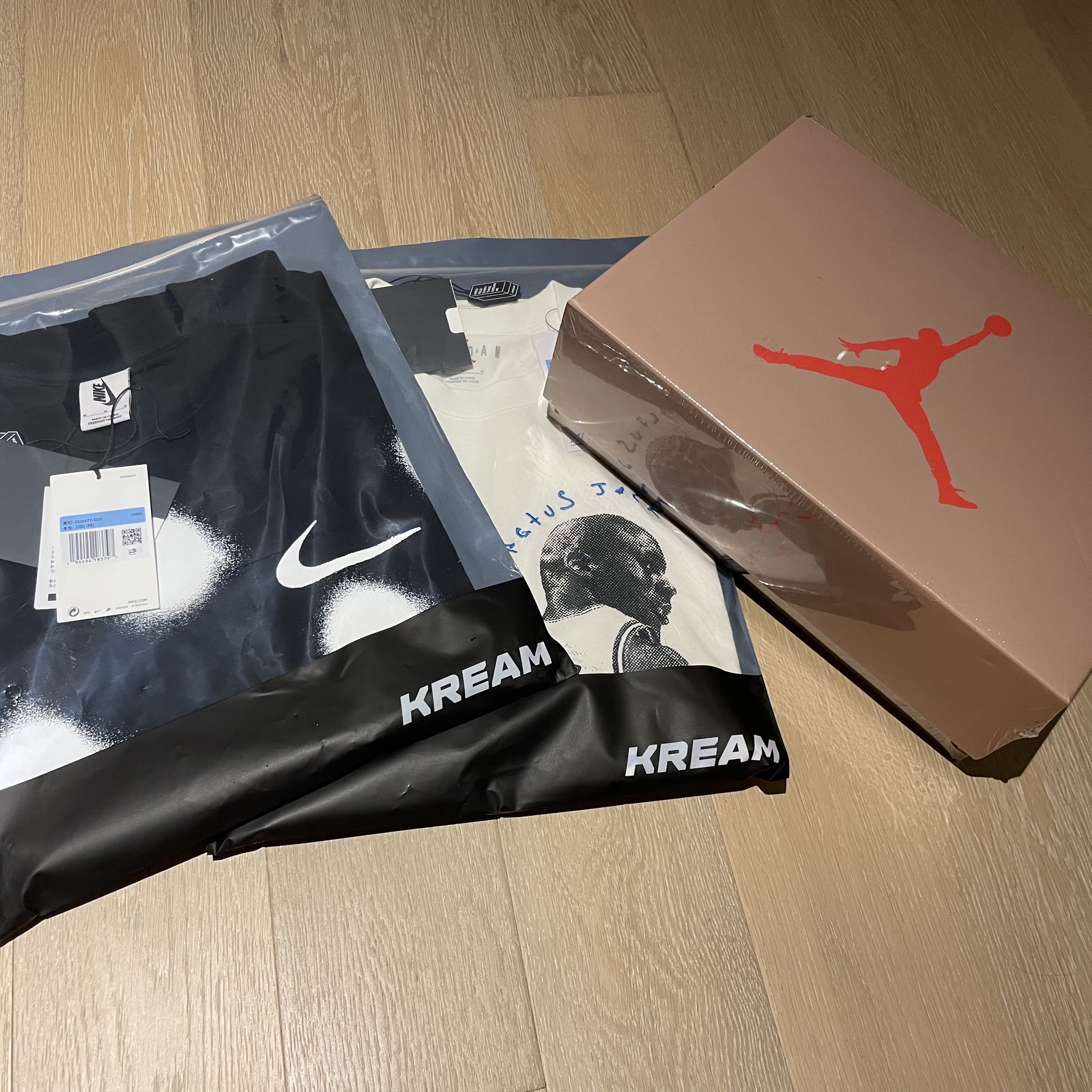 Jordan 6 x Travis Scott Retro SP British Khaki, Nike x Off-White NRG Short Sleeve T-Shirt Black 착용 스타일 - 1